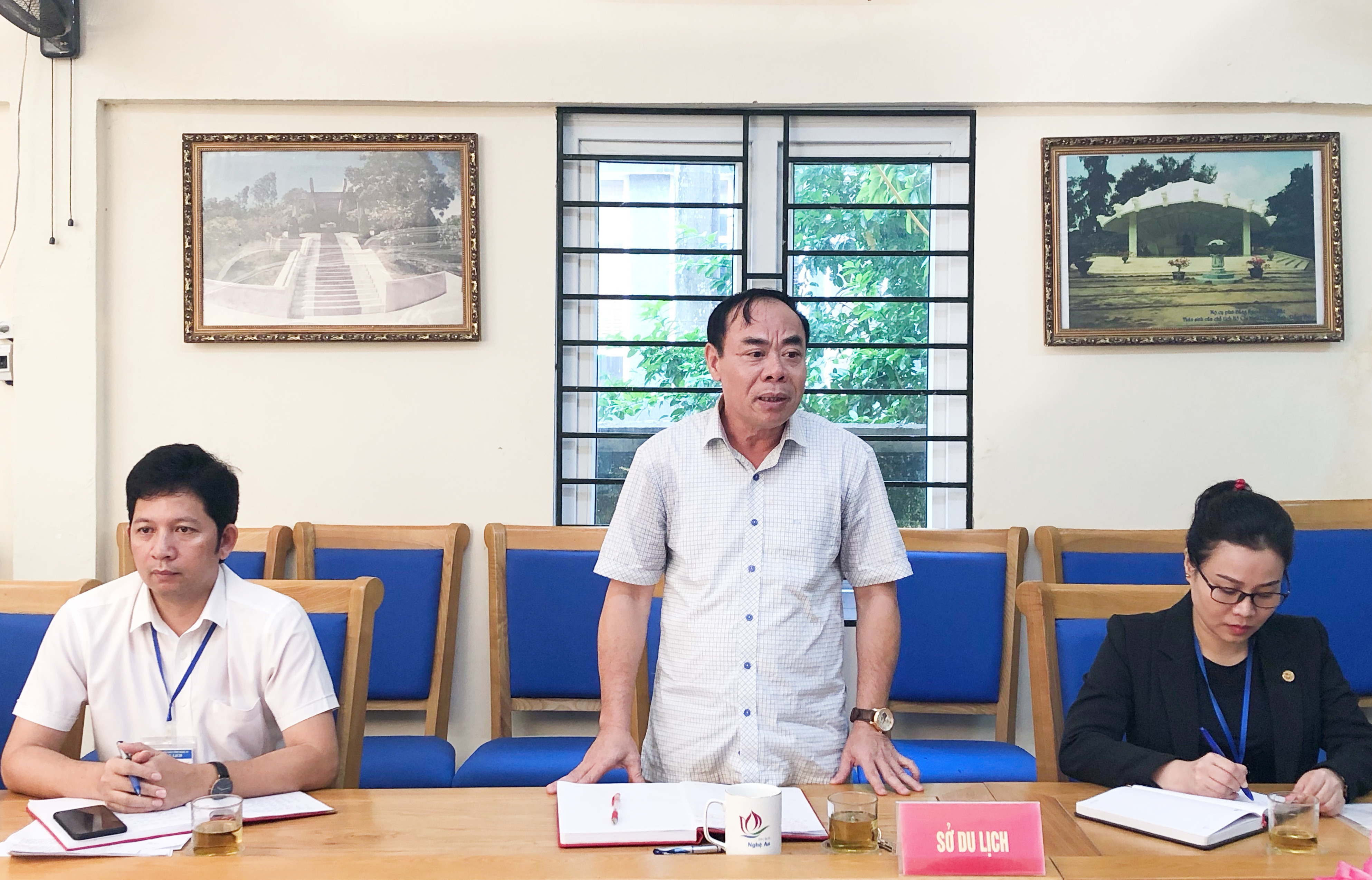 Giám đốc Sở Du lịch Nguyễn Mạnh Cường báo cáo công tác cải cách hành chính của đơn vị. Ảnh: Lê Thanh