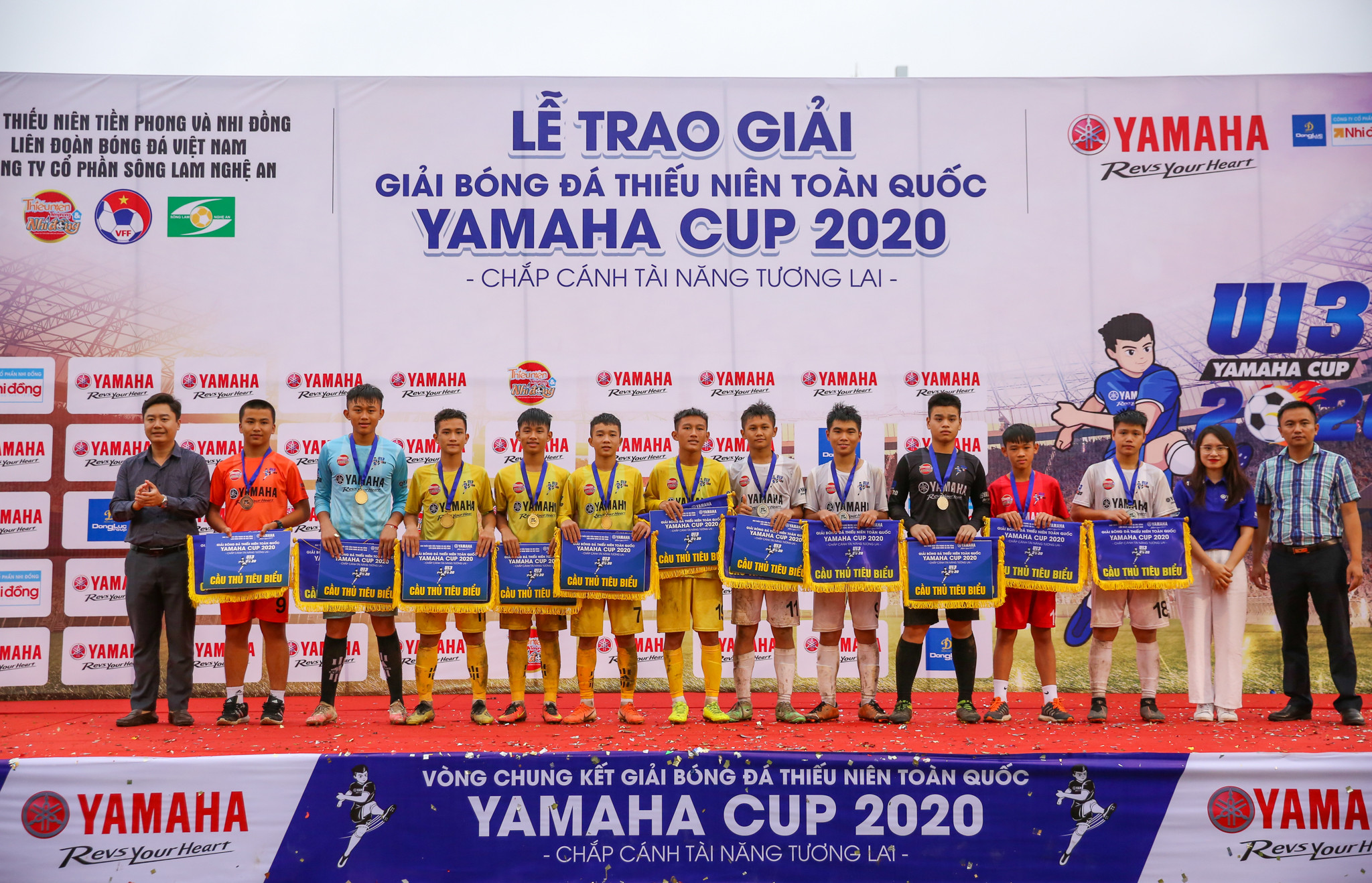 Đội hình tiêu biểu của mùa giải có 5 cầu thủ SLNA bao gồm: Trần Quốc Hòa, Vương Văn Tùng, Nguyễn Anh Dũng, Vương Quốc Dũng và thủ môn Nguyễn Ngọc Bảo. Ảnh: Đức Anh