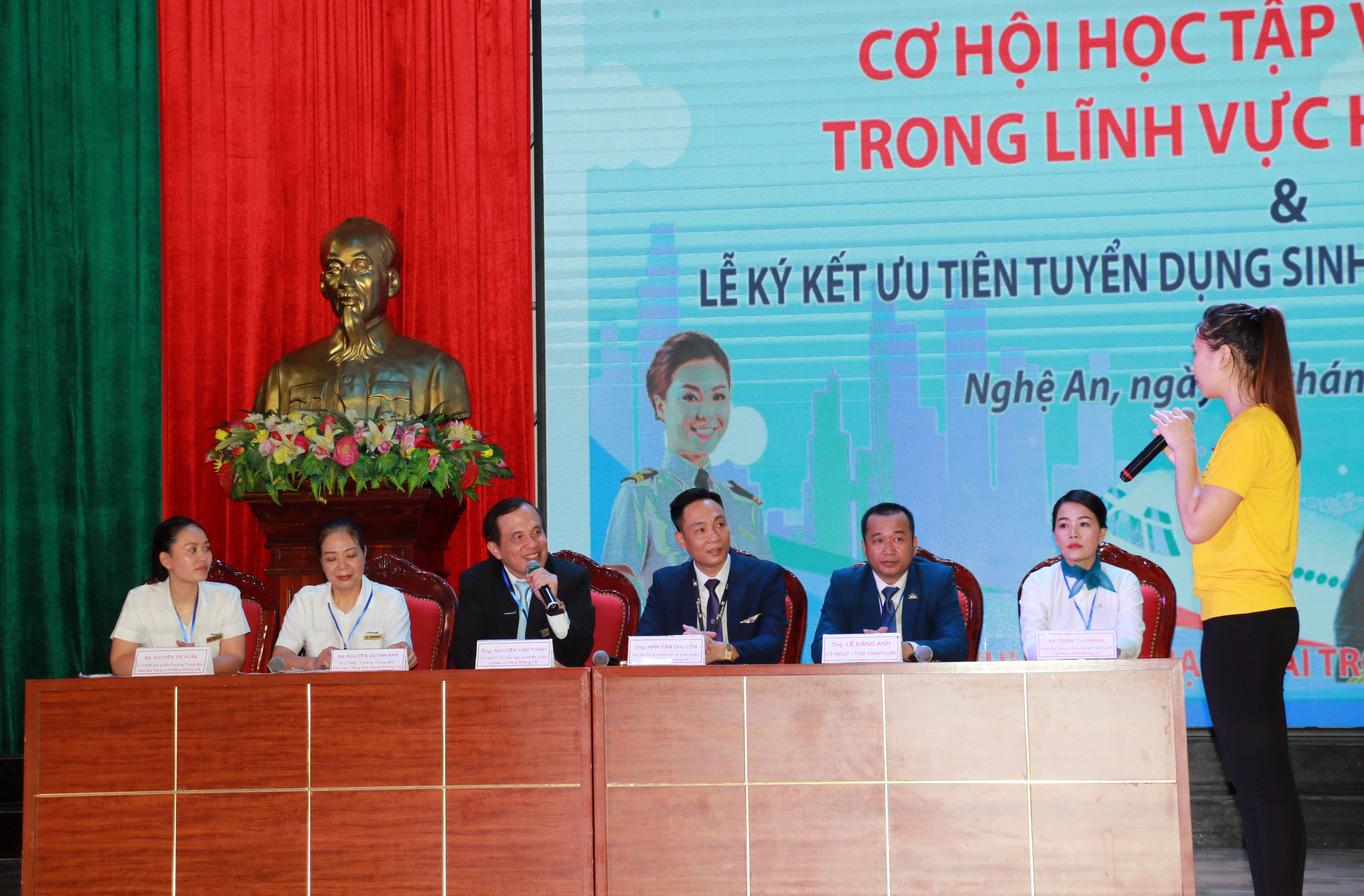 Các doanh nghiệp phỏng vấn, tuyển dụng các ứng viên. Ảnh: Mỹ Hà.