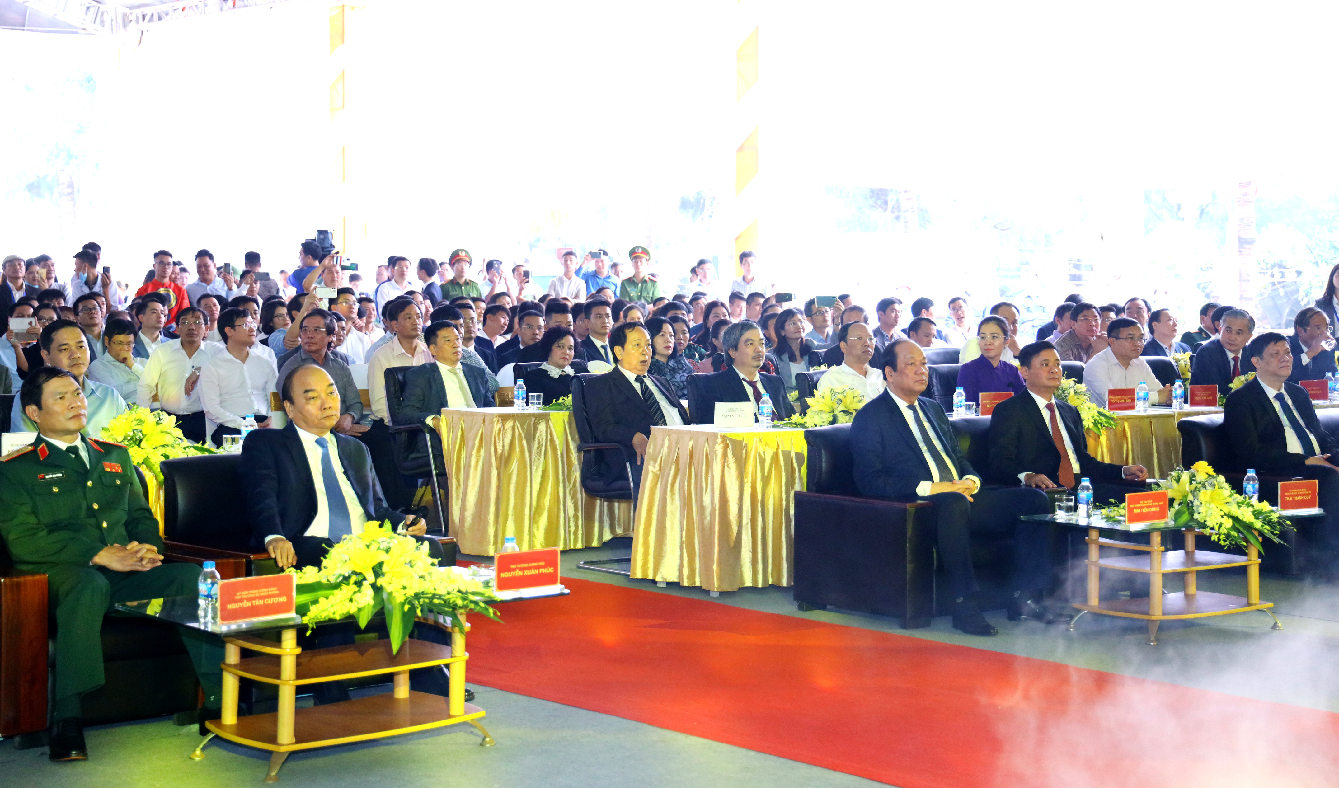 Thru tướng Chính phủ cùng lãnh đạo các Bộ, ngành và tỉnh Nghệ An dự lễ khởi công. Ảnh Nguyên Nguyên