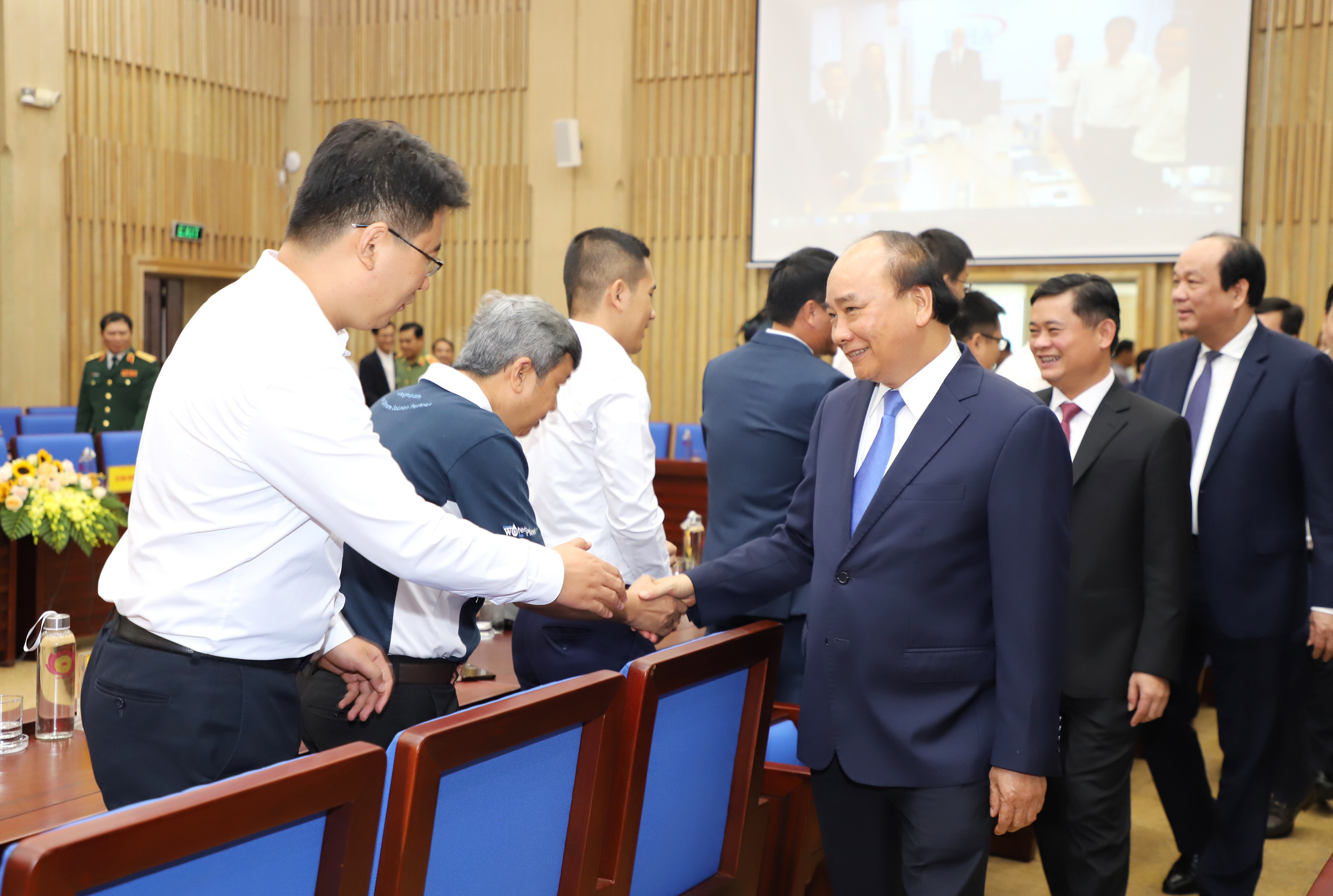 Thủ tướng Nguyễn Xuân Phúc bắt tay, chào mừng các nhà đầu tư. Ảnh: Phạm Bằng