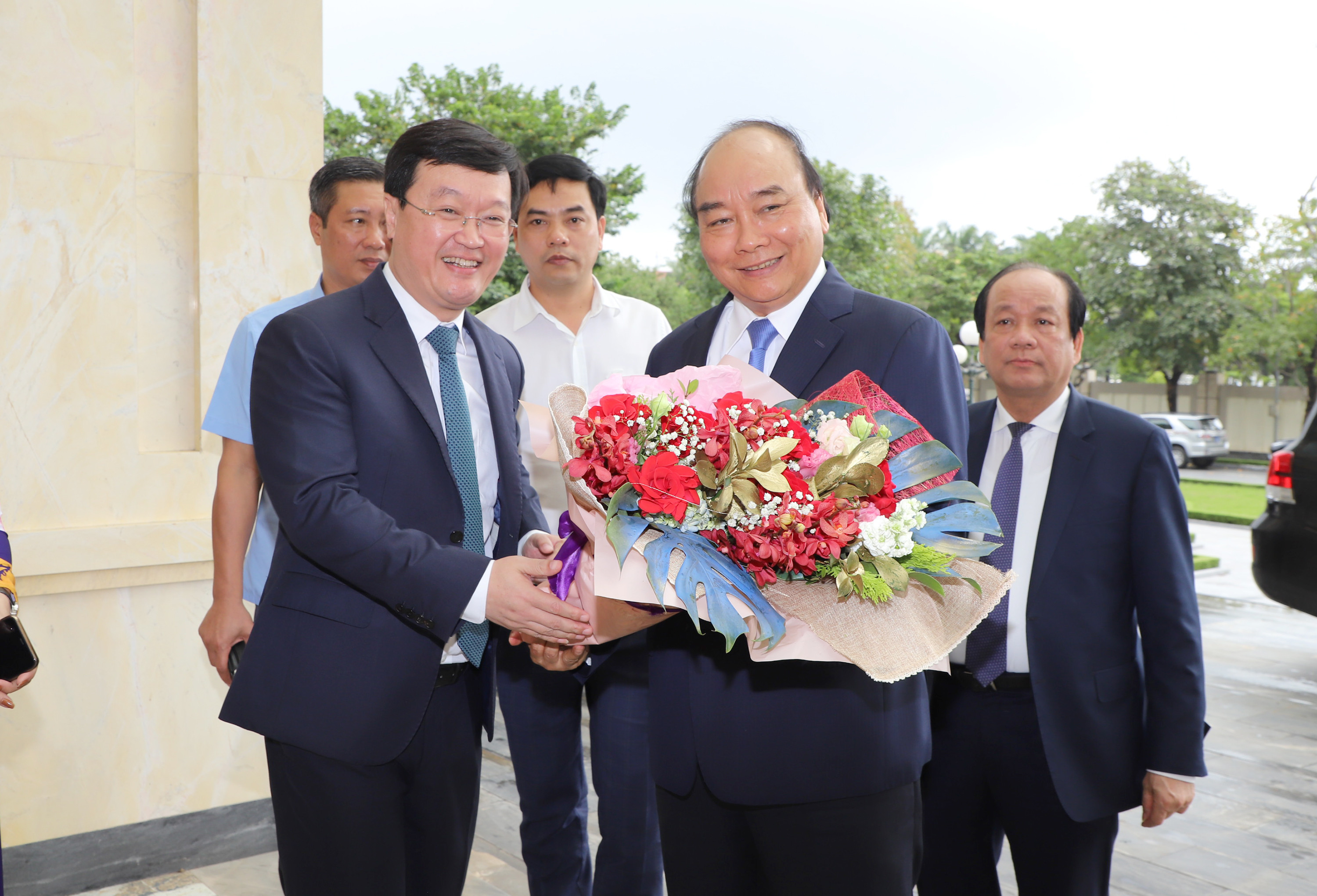 Chủ tịch UBND tỉnh Nguyễn Đức Trung tặng hoa chào mừng Thủ tướng Chính phủ Nguyễn Xuân Phúc. Ảnh: Phạm Bằng