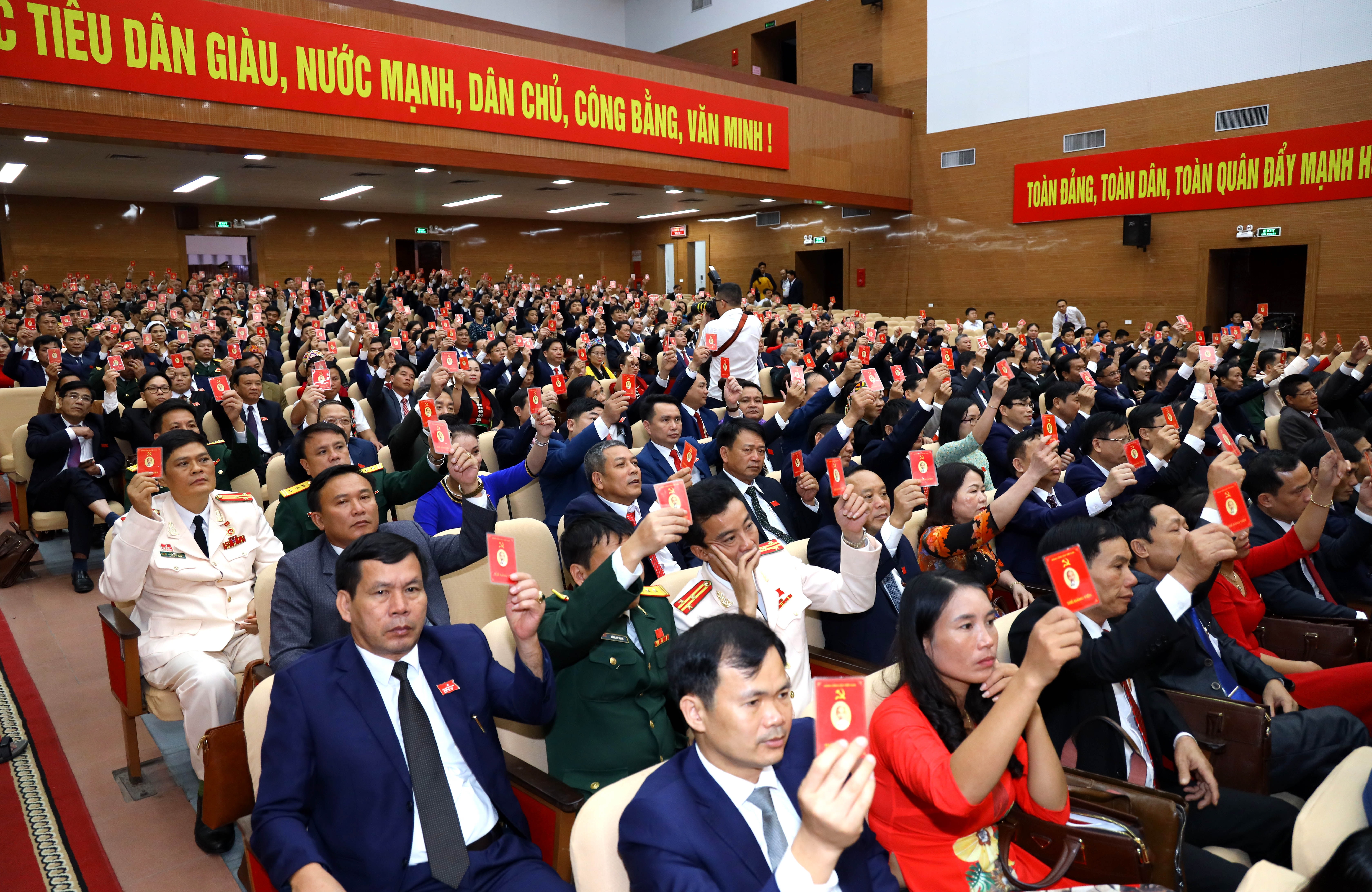 Các đại biểu biểu quyết thống nhất các nội dung tại đại hội.ns