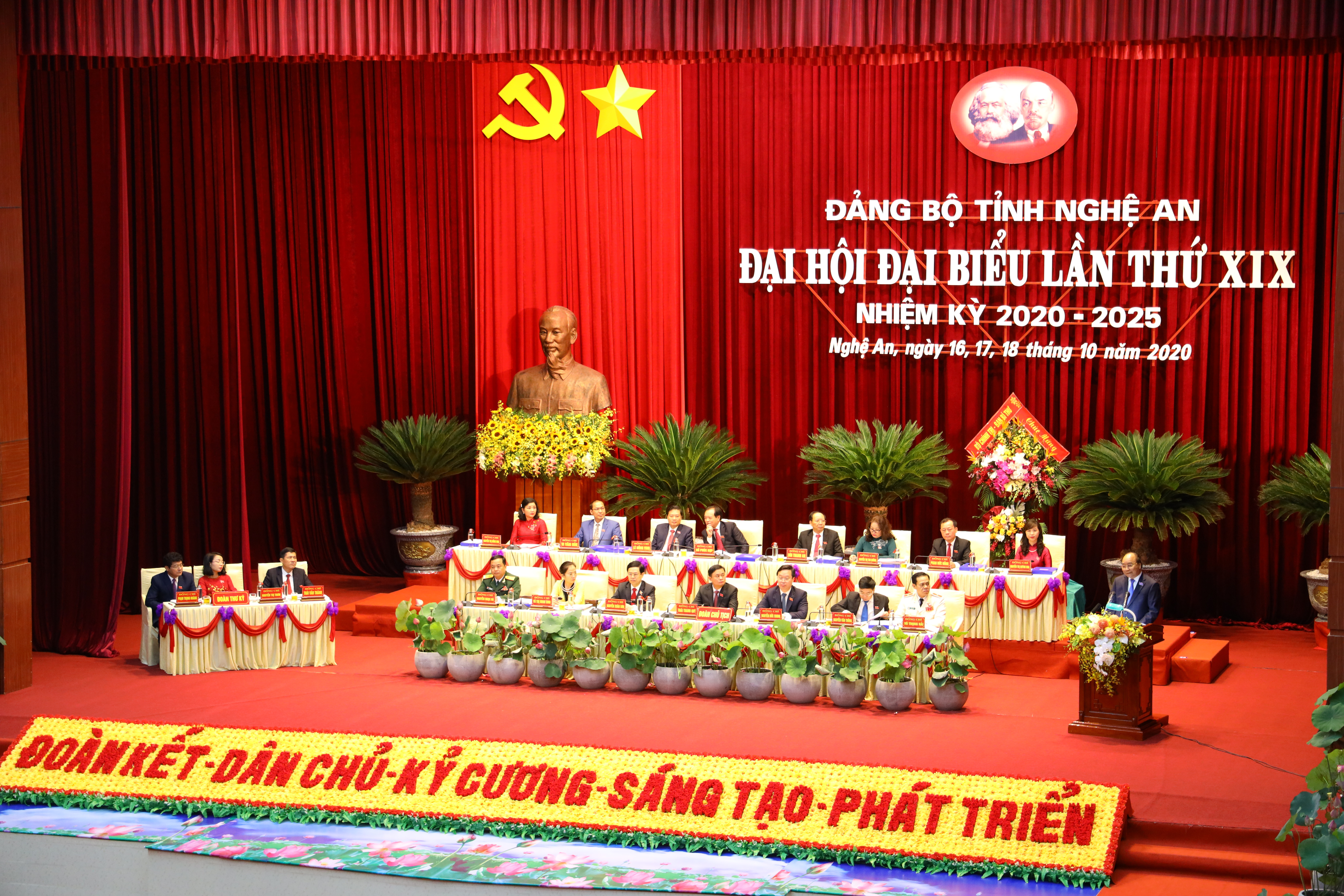 Thủ tướng Chính phủ phát biểu chỉ đạo tại Đại hội Đại biểu Đảng bộ tỉnh Nghệ An lần thứ XIX, nhiệm kỳ 2020-2025.ns