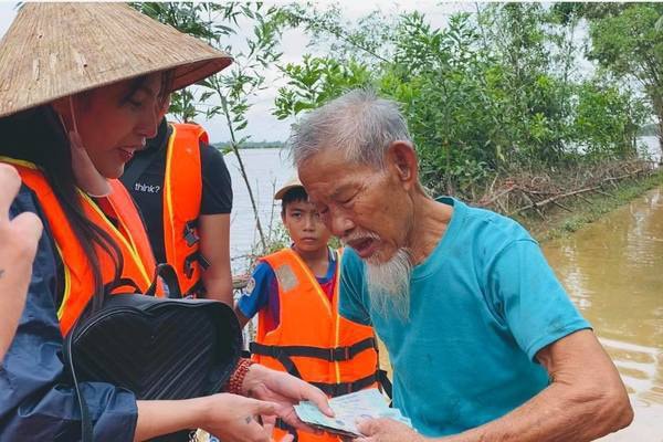 Được biết, ca sĩ Thủy Tiên đã nhận được số tiền cộng đồng chung tay quyên góp cứu trợ miền Trung lên đến 40 tỷ đồng. Trong ảnh, bà xã Công Vinh trao tiền tận tay hỗ trợ cho bà con vùng lũ.