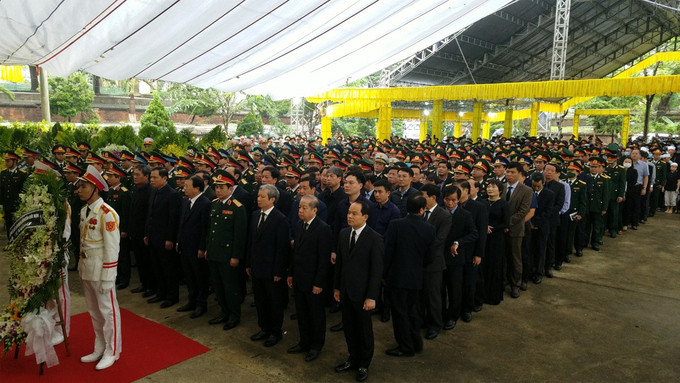 Các lãnh đạo Bộ Quốc phòng, Quân khu 4, tỉnh Thừa Thiên Huế chuẩn bị vào viếng.