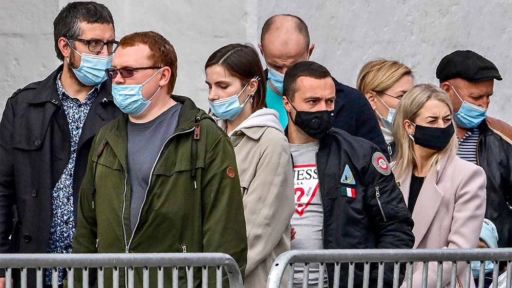 Người dân Nga được khuyến cáo tuân thủ nghiêm túc các biện pháp phòng chống dịch. Ảnh: AFP