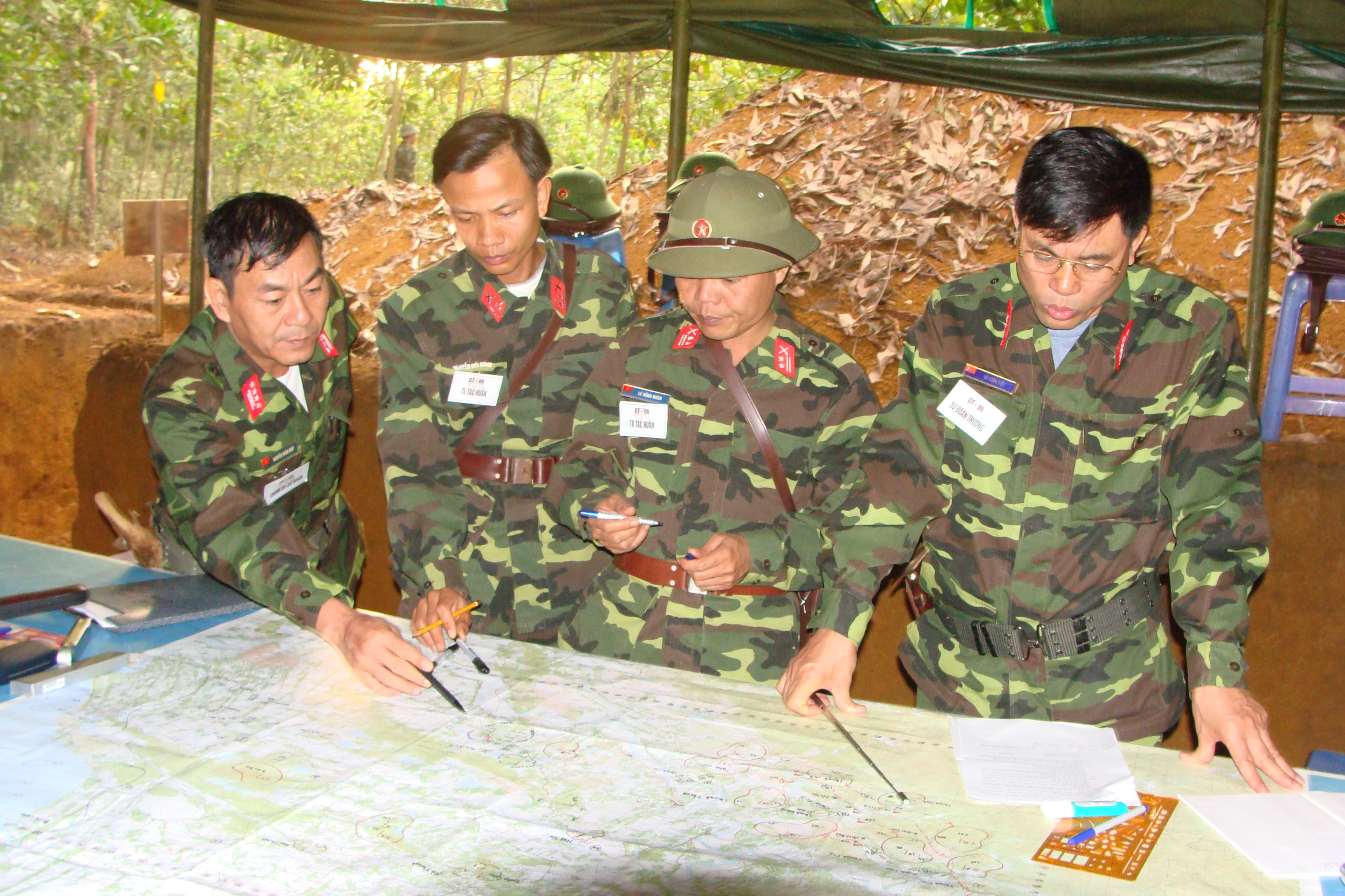 Trung tá Nguyễn Tiến Dũng (thứ 2 từ trái sang) luôn tận tình với nhiệm vụ.