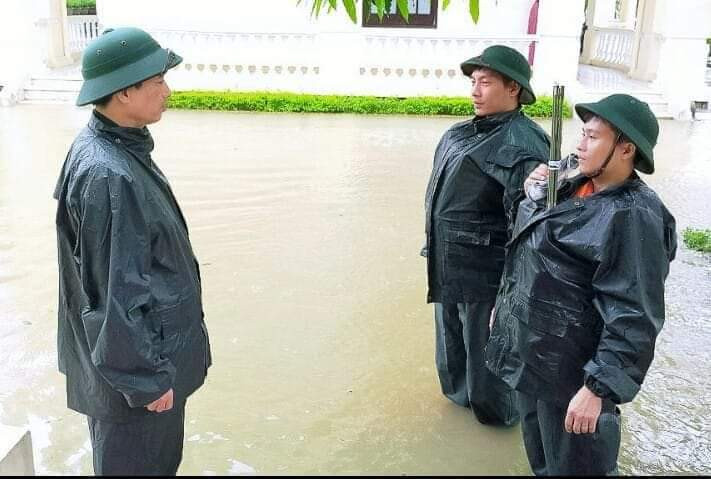 Đại úy Nguyễn Cảnh Cường (người đứng giữa) cùng đồng đội đảm nhiệm mạch máu thông tin thông suốt phục vụ nhiệm vụ cứu hộ cứu nạn tại Huế vừa qua.   