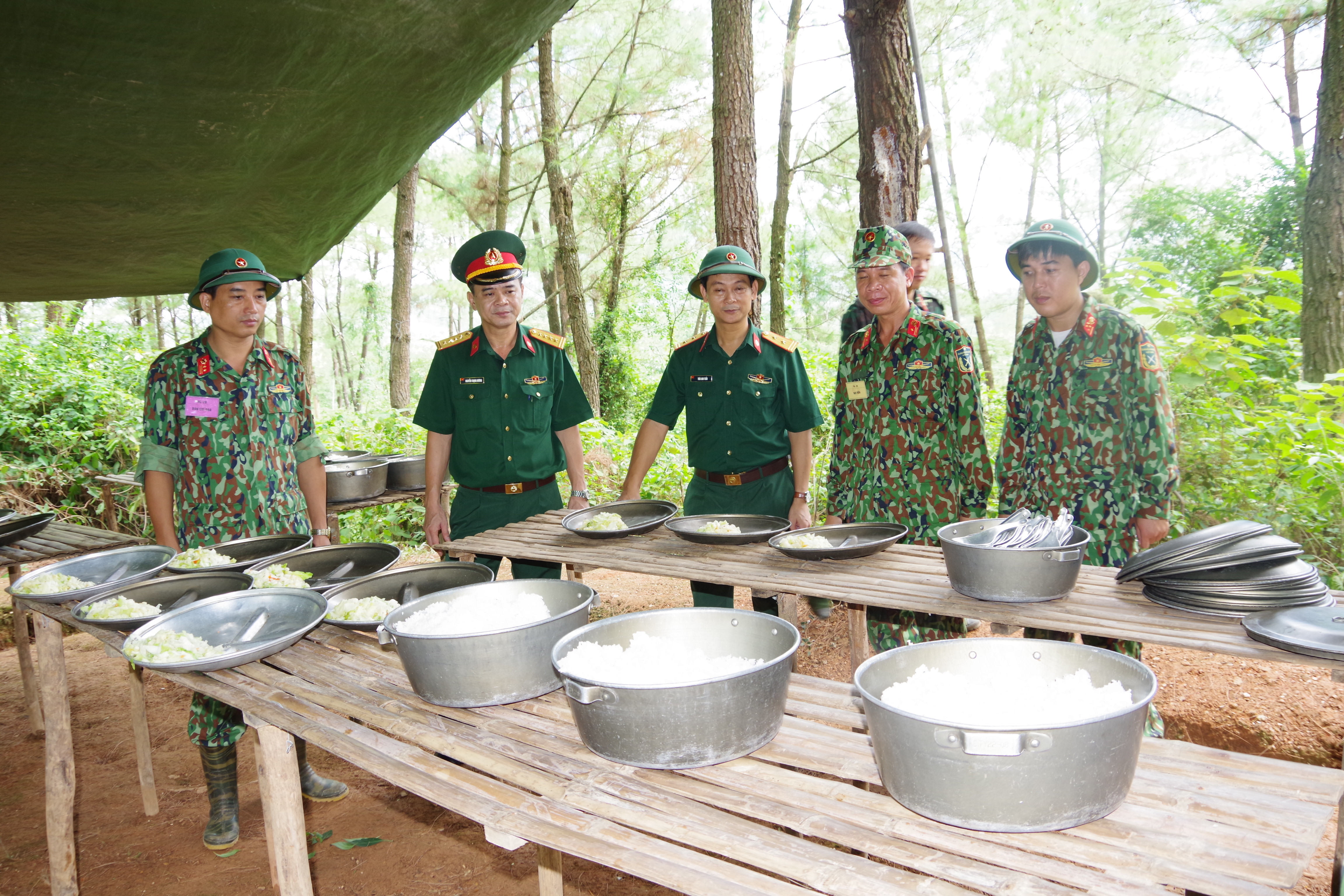 Trung tá Lê Tất Thắng (Bên trái ngoài cùng) luôn quan tâm, chăm lo bữa ăn, giấc ngủ cho bộ đội.