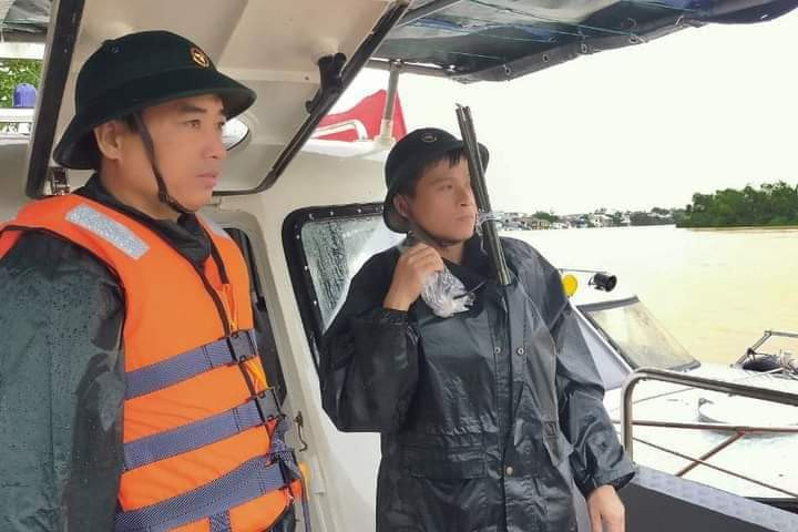 Thượng úy Đinh Văn Trung (bên phải) thực hiện nhiệm vụ bảo đảm thông tin phục vụ công tác cứu hộ, cứu nạn tại Thừa Thiên Huế vừa qua.