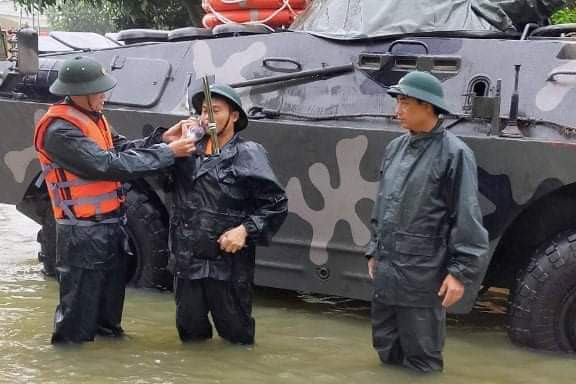 Trung tá Lê Tất Thắng (Bên phải) chỉ huy bộ đội bảo đảm thông tin trong cứu hộ, giúp dân chống lũ tại Huế vừa qua.