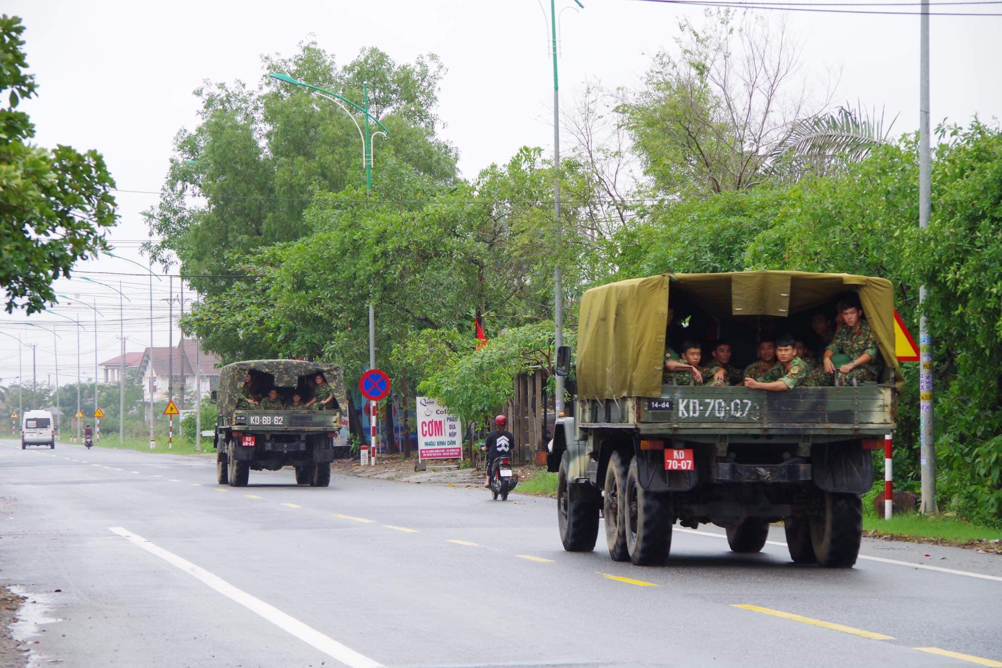 Các chiến sỹ công binh trên đường vào Hướng Hóa để cứu nạn. 