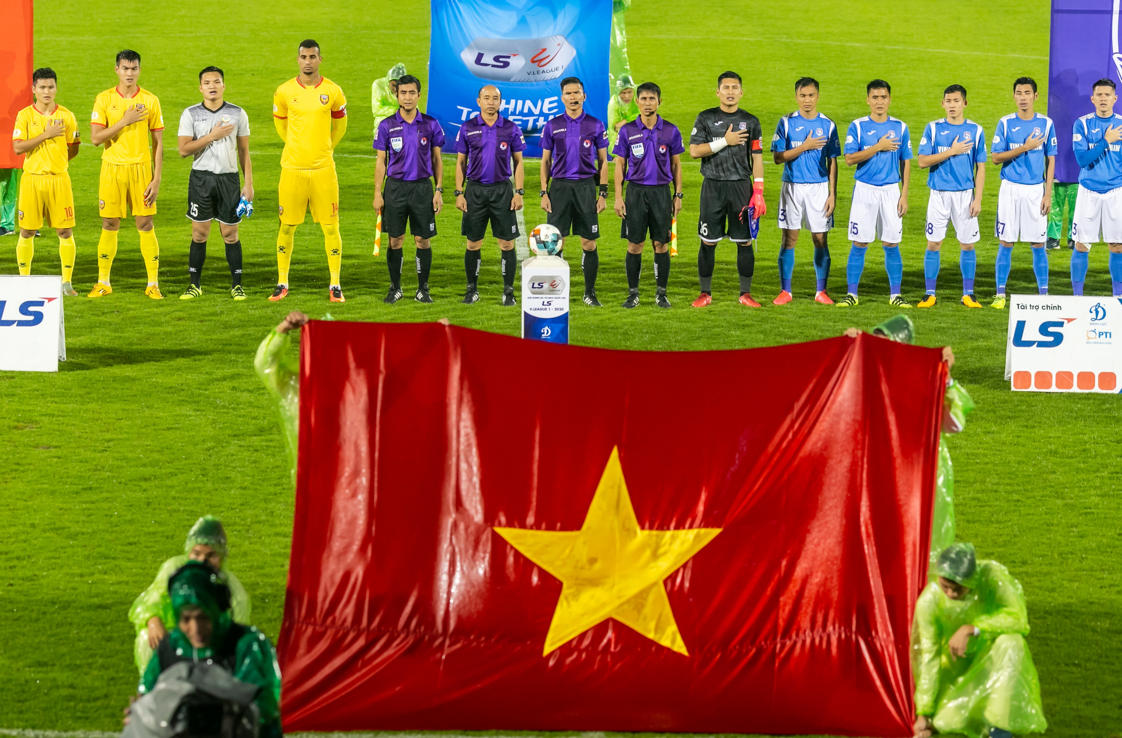 Cầu thủ, BTC V.League hướng về đồng bào miền Trung. Ảnh: VPF