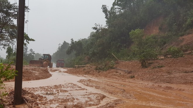 Đất ở miền núi Quảng Trị sau nhiều ngày mưa đã no nước, rất dễ xảy ra sạt lở (Trong ảnh là sạt lở nghiêm trọng trên tuyến QL 9 sáng 17.10)