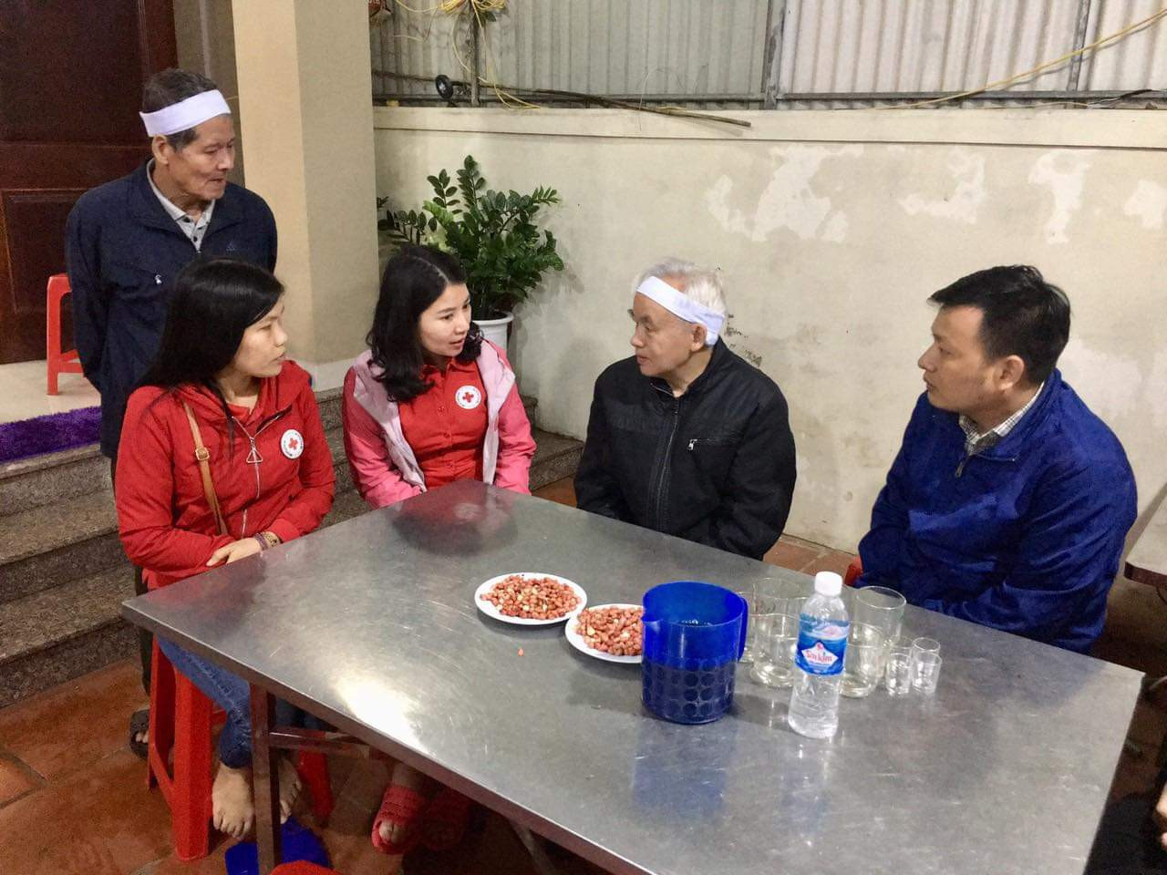 Đoàn thăm hỏi gia đình liệt sỹ hi sinh khi cứu hộ ở thủy điện Rào Trăng, Thừa Thiên - Huế. Ảnh: L.H