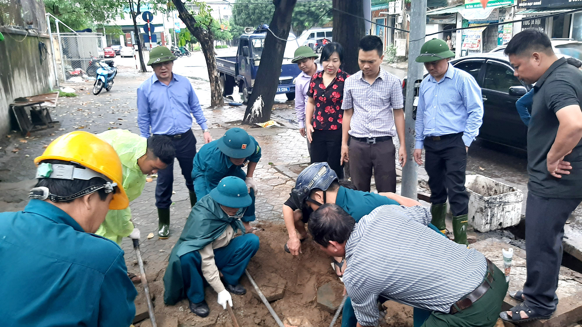 l Các phường tổ chức nạo vét hố thu nước dọc các tuyến đường nội thị. Ảnh: Hồng Quang