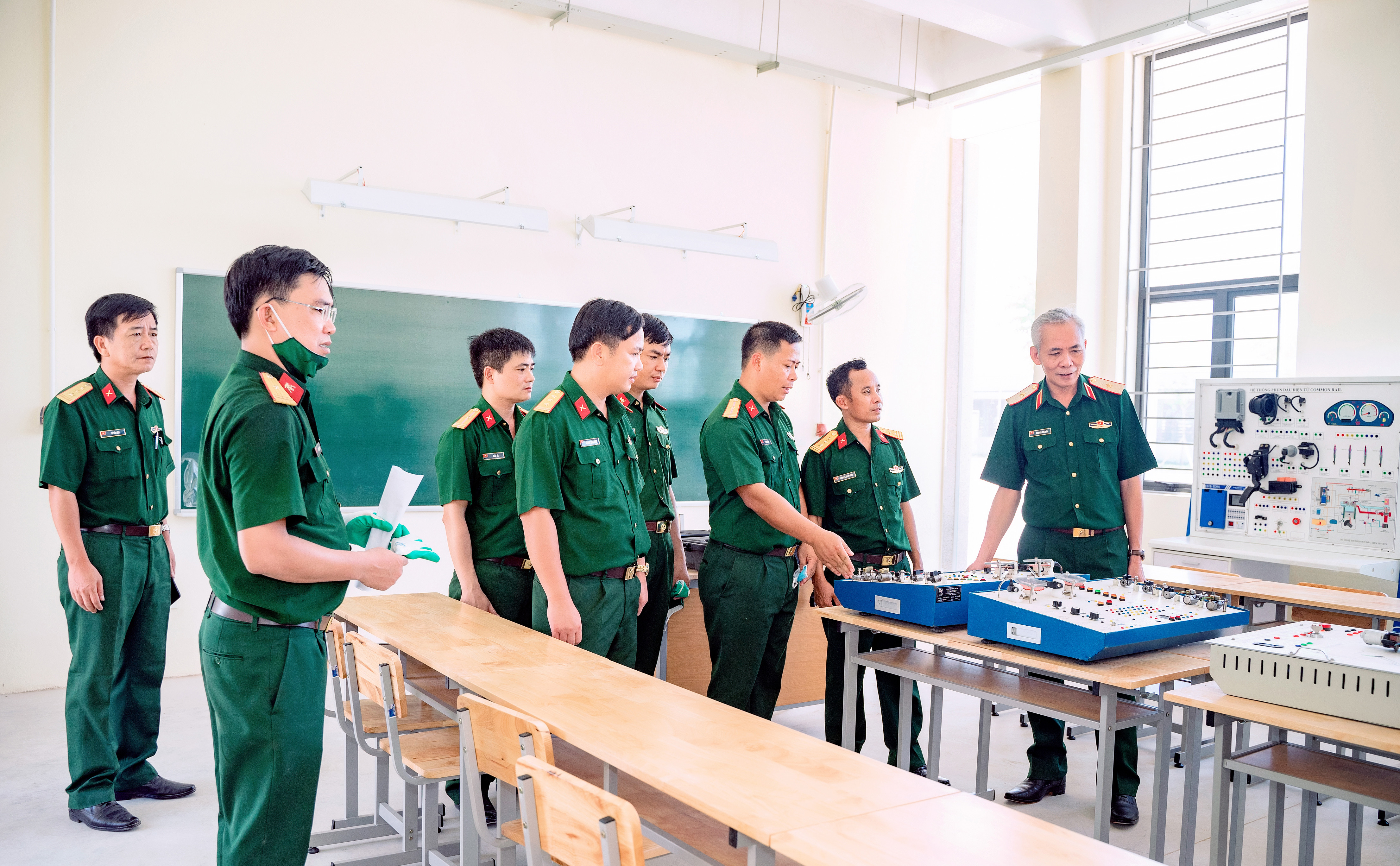 Thiếu tướng Nguyễn Đức Hóa- Phó Chính ủy Quân khu 4 kiểm tra trang thiết bị dạy học tạo Trường Cao đẳng nghề số 4 tại Thanh Hóa. Ảnh: PV