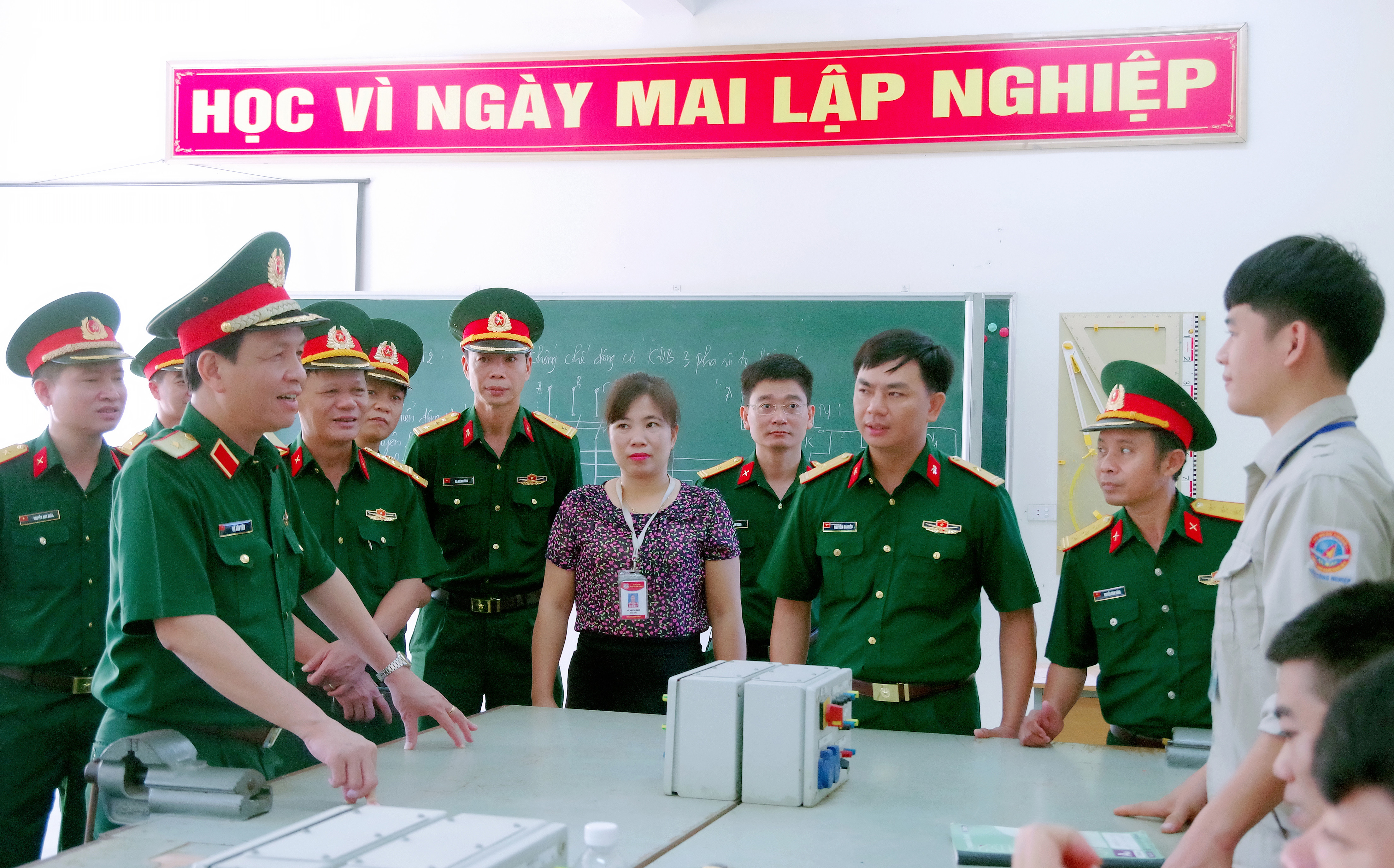 Thiếu tướng Hà Tân Tiến - Phó Tư lệnh Quân khu thăm một giờ học thực hành của nhà trường. Ảnh: PV.