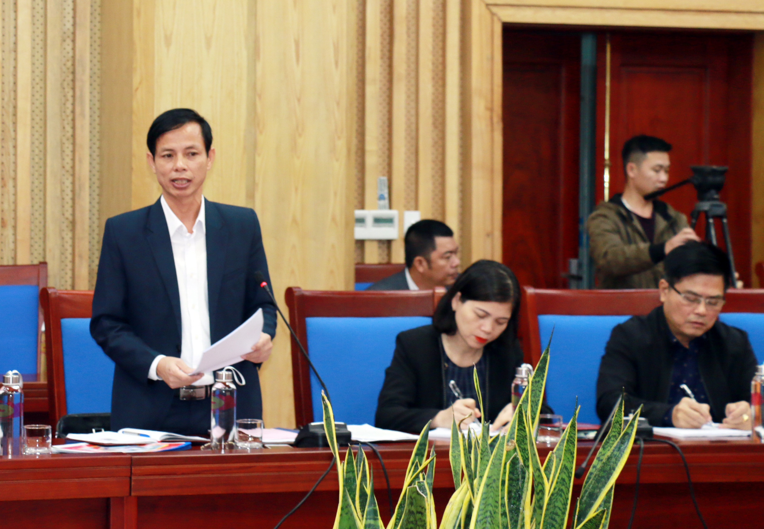 Thầy giáo Cao Thanh Bảo - Hiệu trưởng Trường THPT Huỳnh Thúc Kháng phát biểu tại cuộc họp. Ảnh: MH
