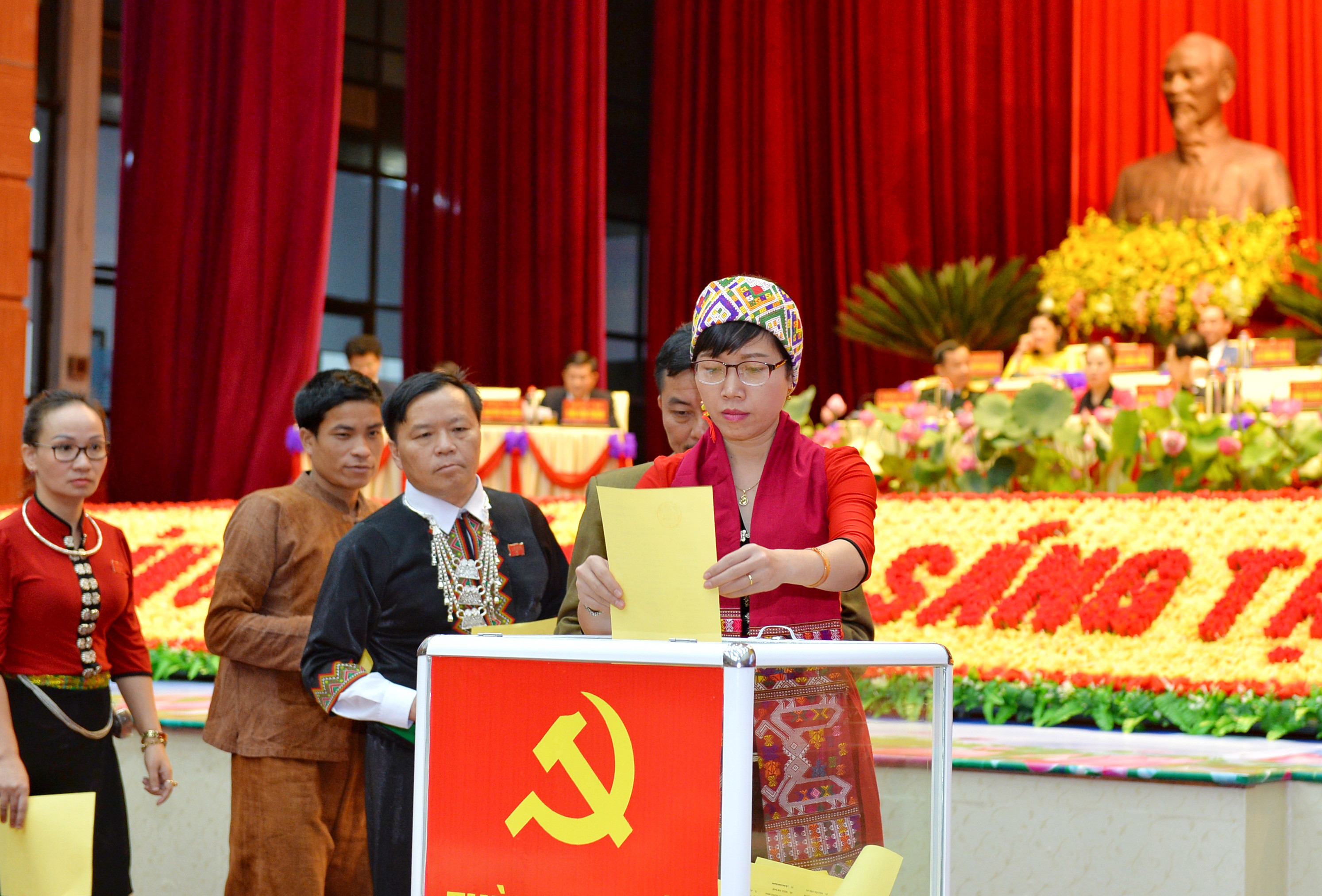 Các đại biểu là đồng bào các dân tộc bỏ phiếu bầu Ban chấp hành Đảng bộ tỉnh Nghệ An nhiệm kỳ mới. Ảnh Thành Cường