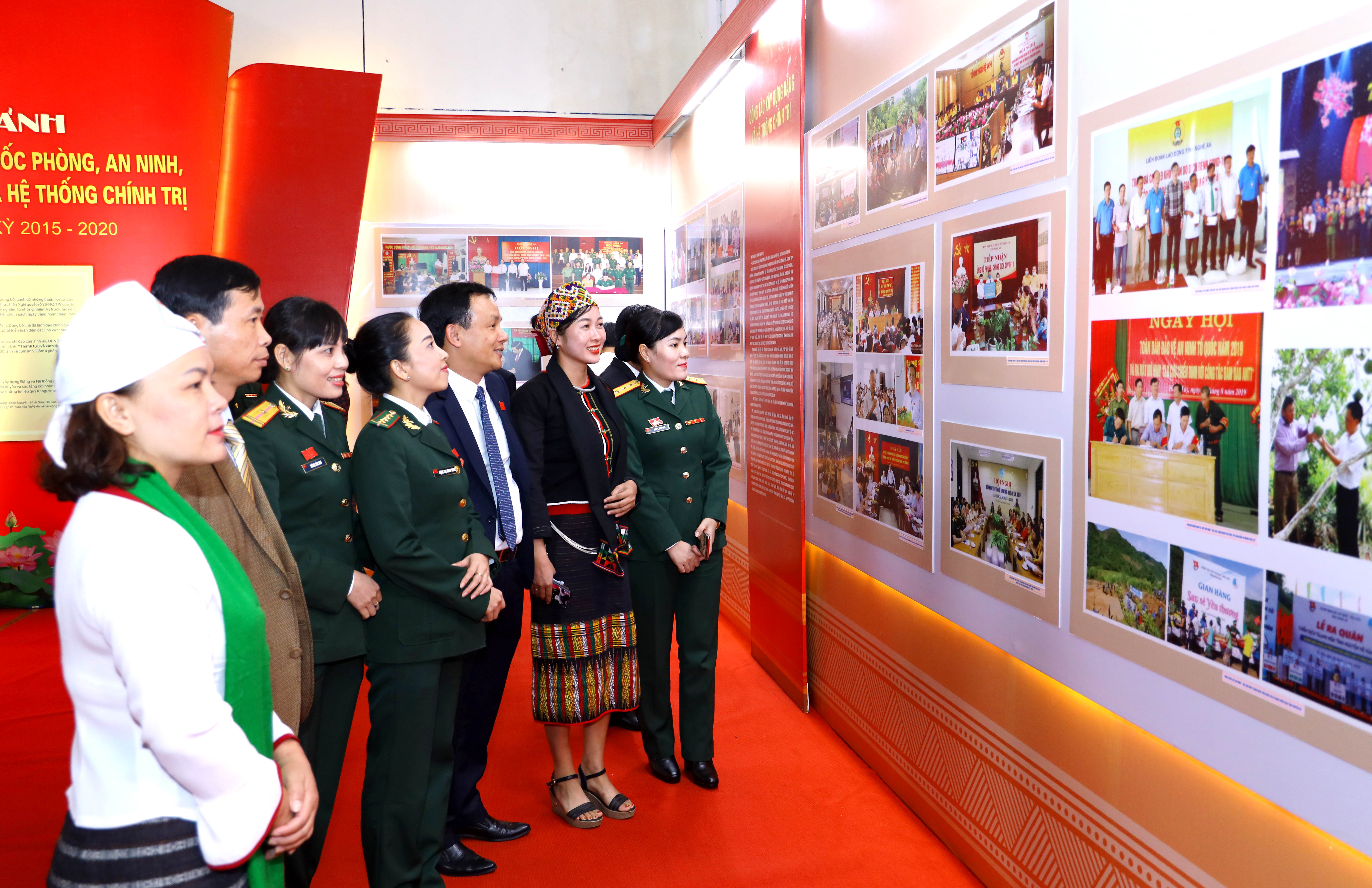 Đại biểu tham quan khu vực trưng bày những hình ảnh về thành tựu kinh tế - xã hội tỉnh Nghệ An nhiệm kỳ 2015-2020 tại Đại hội. Ảnh Nguyên Nguyên