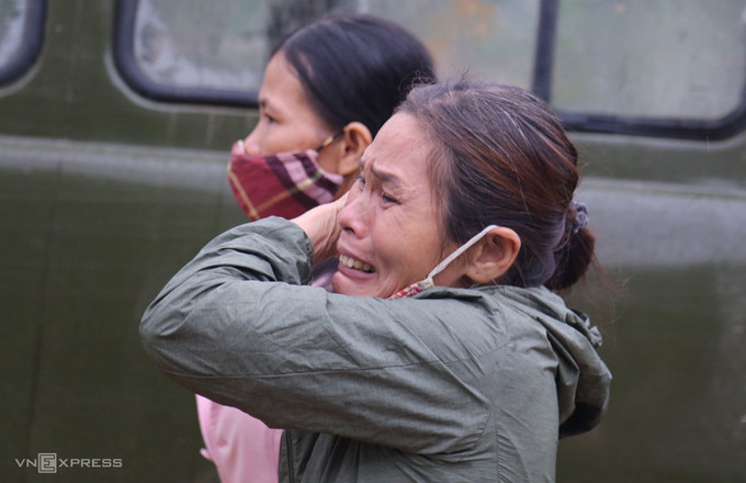Nỗi đau của người thân nạn nhân vụ lở núi ở Đoàn kinh tế quốc phòng 337, sáng 19/10. Ảnh: Đức Hùng