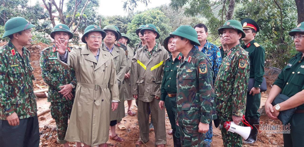 Phó Chủ tịch Thường trực UBND tỉnh Quảng Trị Hà Sỹ Đồng yêu cầu lực lượng cứu hộ huy động nhân lực, vật lực tập trung tìm kiếm 3 chiến sĩ còn lại đang mất tích
