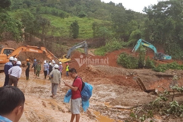 Điểm sạt lở tại km 16 (ảnh chụp trưa 18/10)