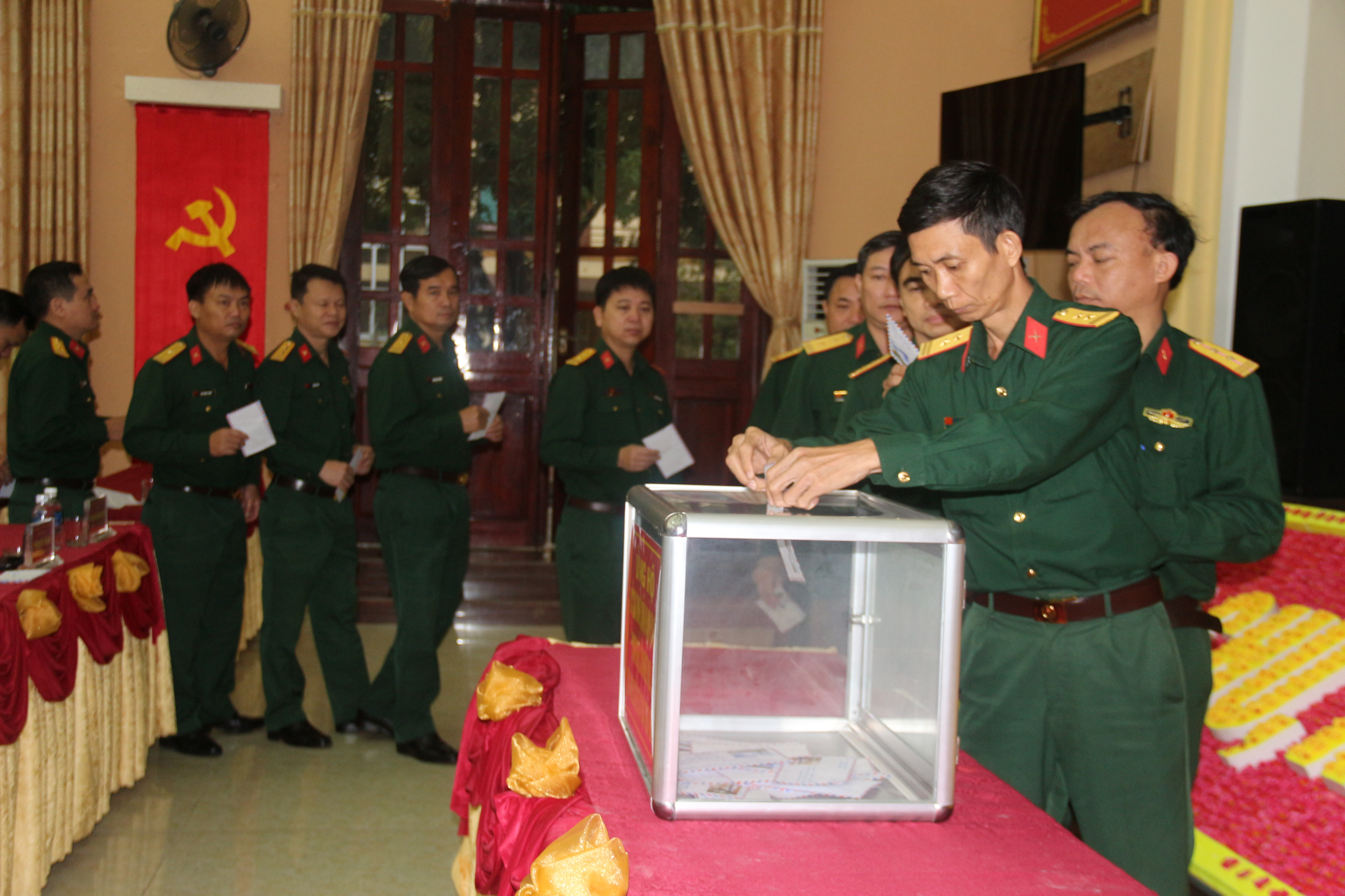 Cán bộ, chiến sỹ Bộ CHQS tỉnh Nghệ An quyên góp ủng hộ. 