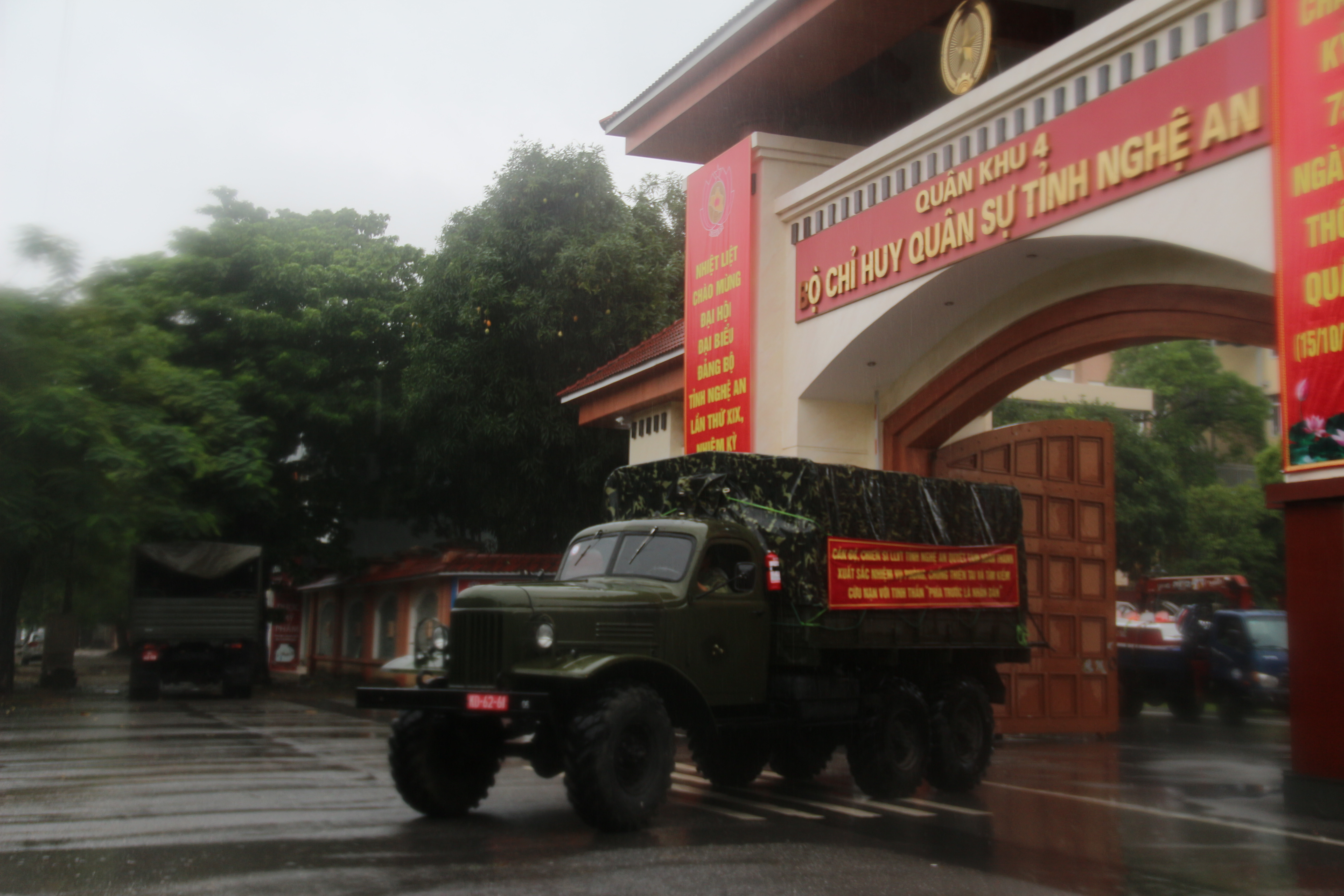 Đoàn công tác của Bộ CHQS tỉnh Nghệ An lên đường làm nhiệm vụ. 