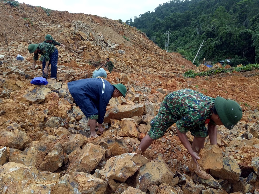 bộ đội khẩn trương tìm kiếm công nhân mất tích