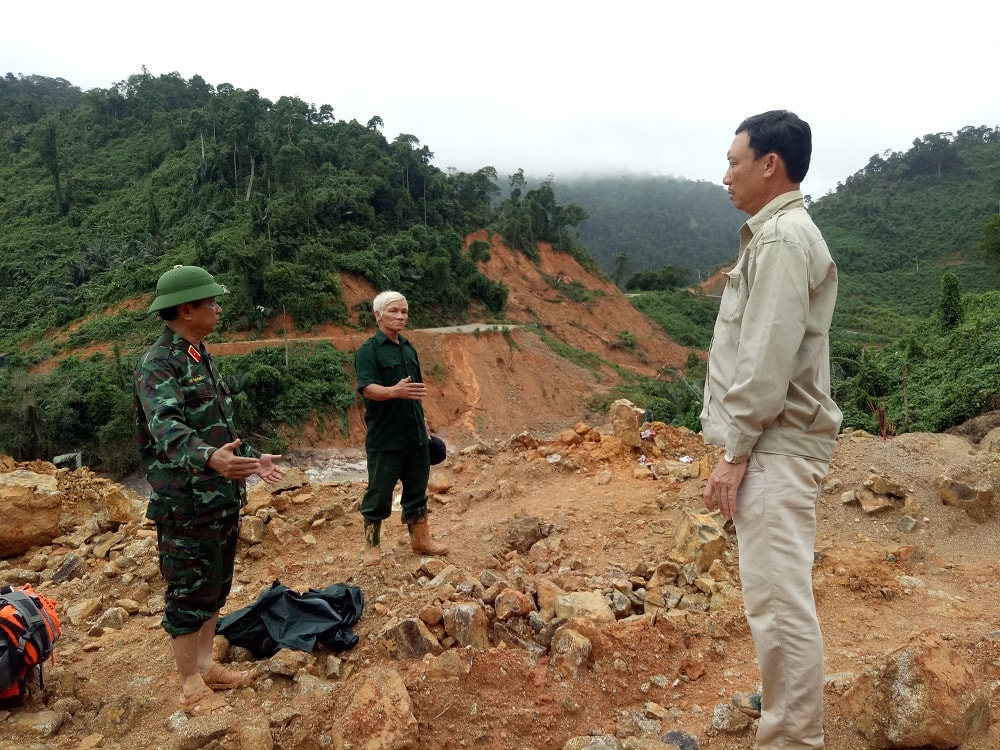 thiếu tướng hà thọ bình tại hiện trường sạt lở