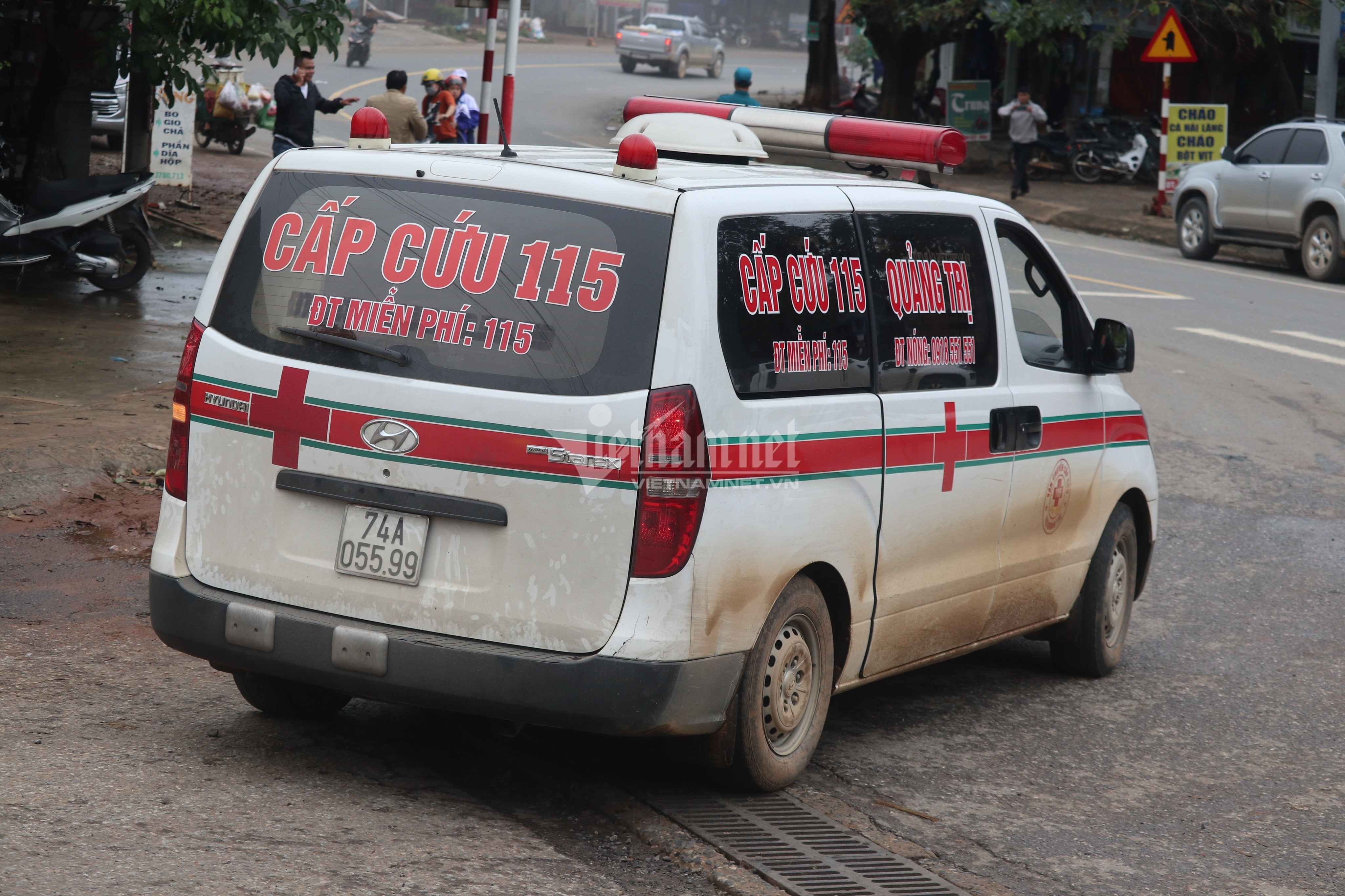 Những chuyến xe cứu thương vẫn trên đường vận chuyển thi thể về TP Đông Hà