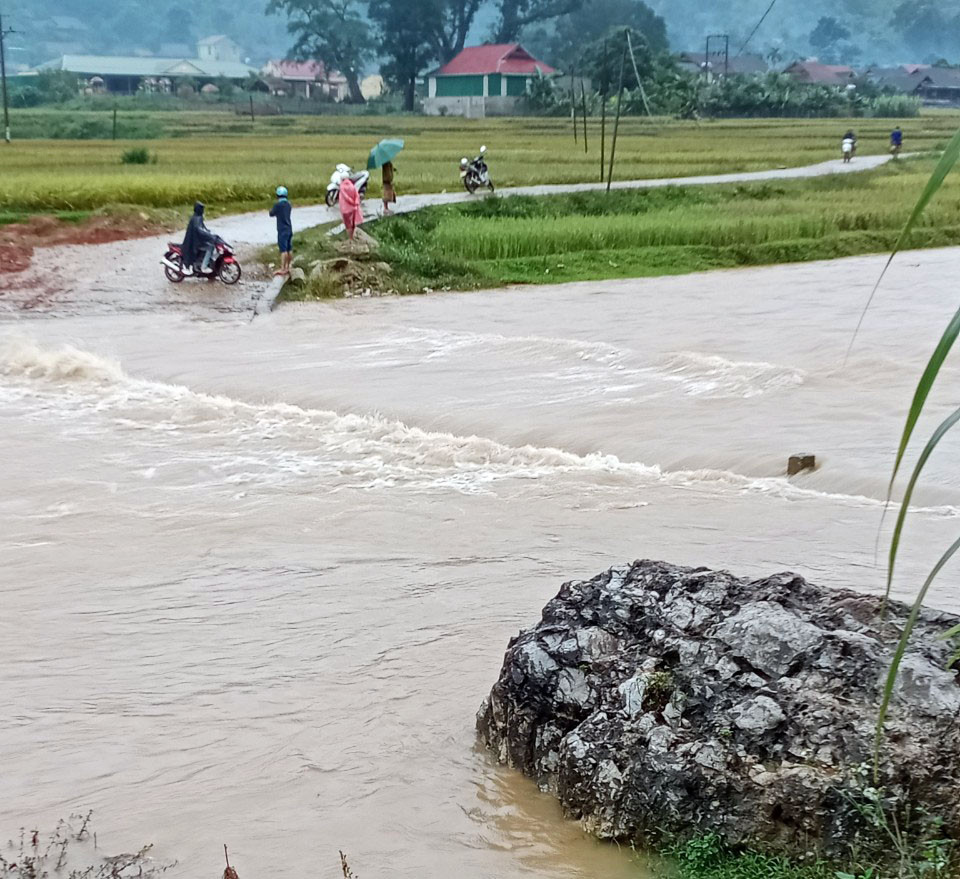 Tràn qua đường vào bản cắm, xã Cắm Muộn ngập nước từ chiều 18/10, người dân không thể qua lại được, Ảnh: UBND huyện Quế Phong cung cấp 