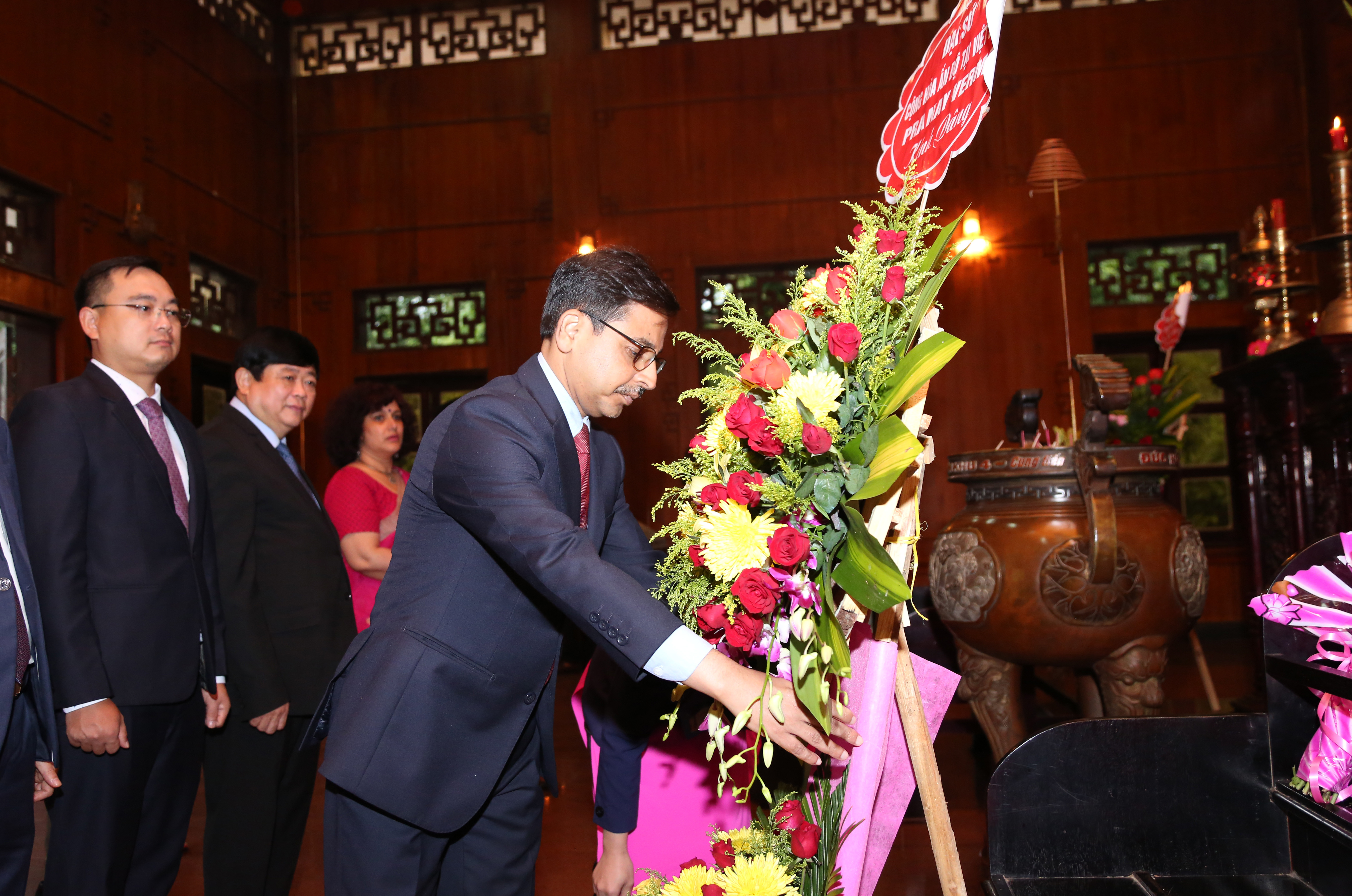 Ngài Đại sứ dâng hoa tưởng niệm Chủ tịch Hồ Chí Minh. Ảnh Quốc Sơn
