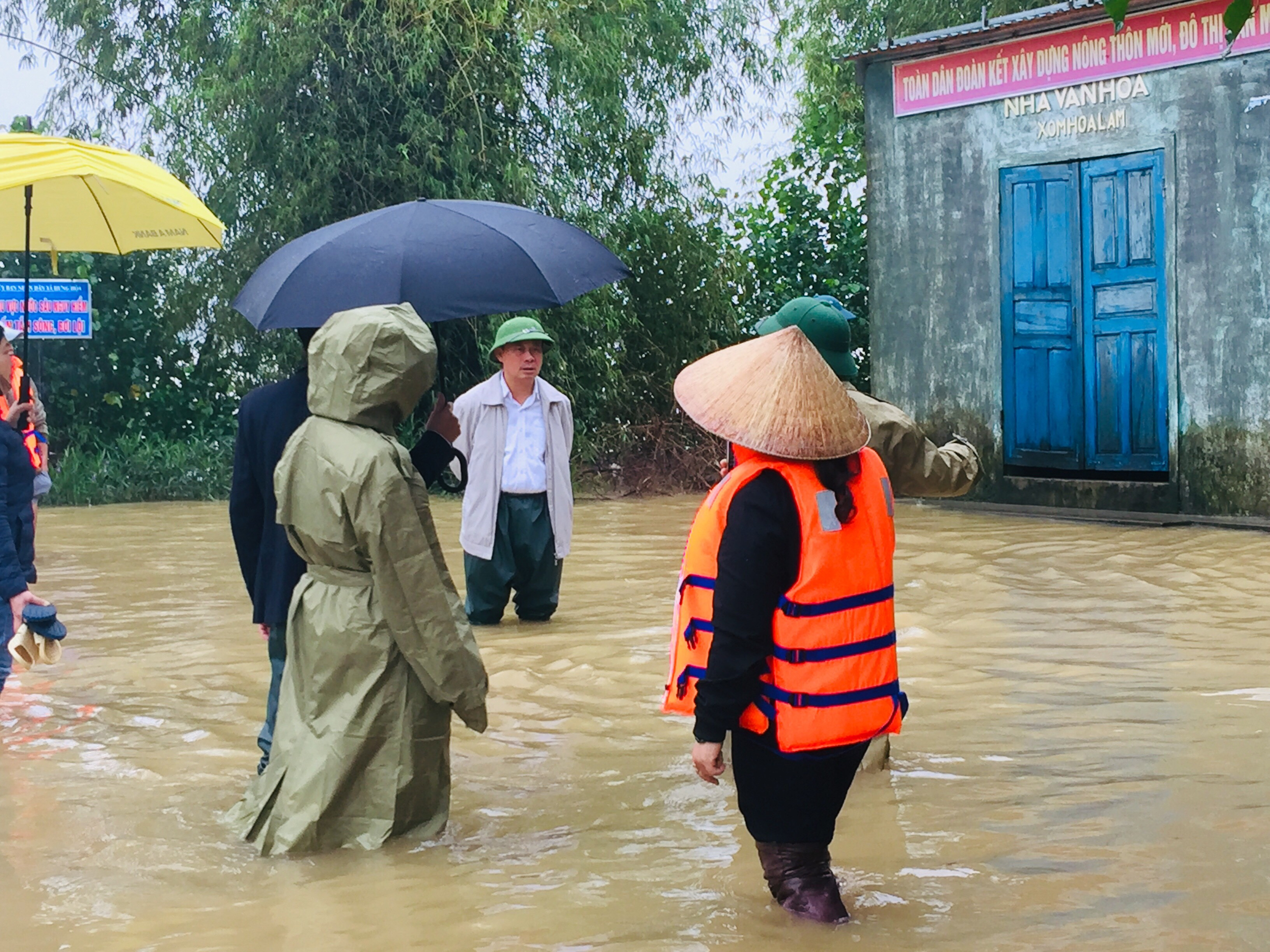 Đồng chí Phan Đức Đồng - Bí thư Thành ủy Vinh cùng Ban chỉ huy PCLB thành phố Vinh kiểm tra, khảo sát vùng ngập lụt tại Hưng Hòa. Ảnh: Nguyễn Hải