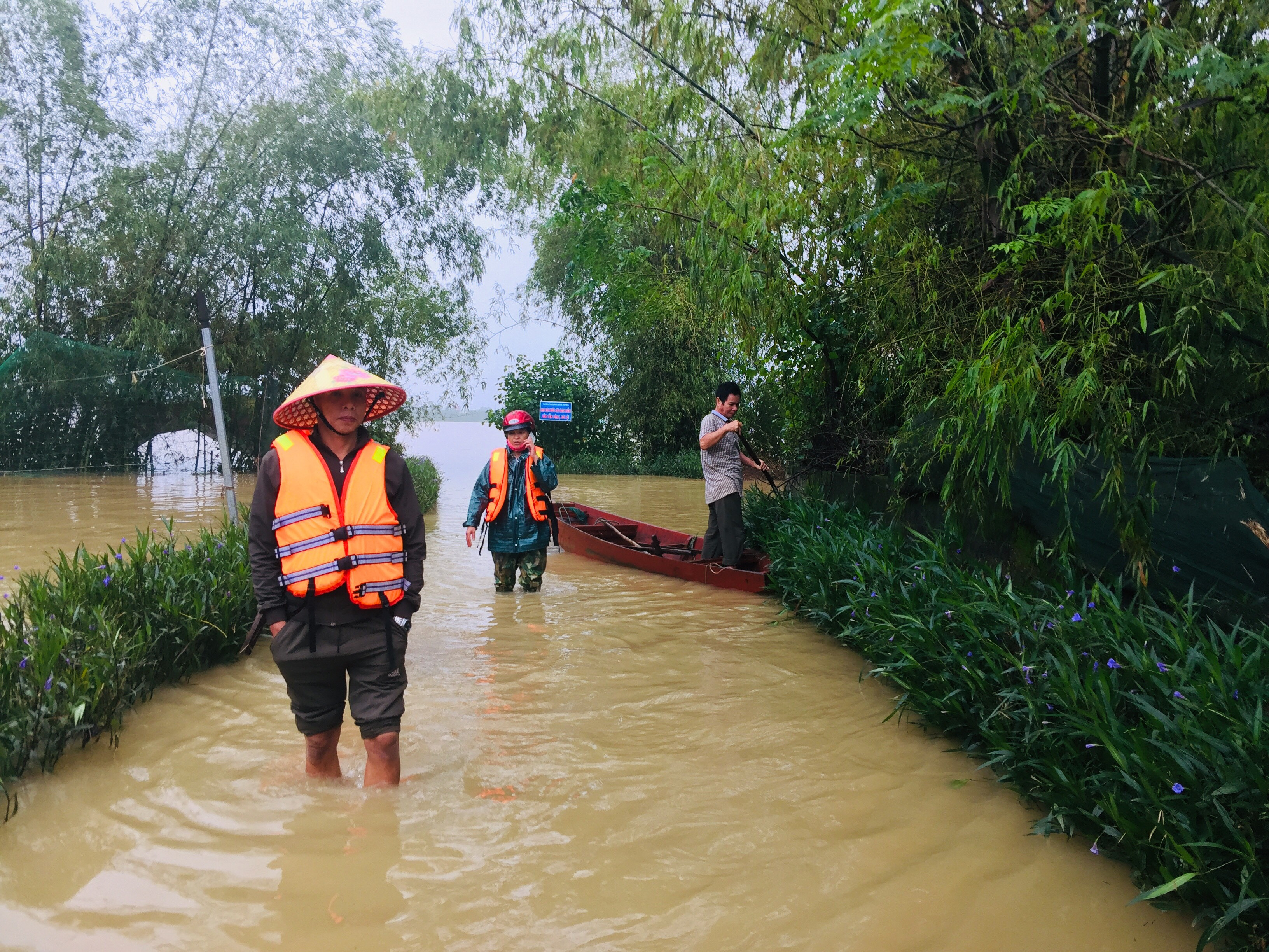 Ban cán sự xóm Thuận Hòa cùng Ban chỉ huy PCLB xã Hưng Hòa đang kiểm tra, nhắc nhở các hộ dân không chủ quan với ngập lụt. Ảnh: Nguyễn Hải