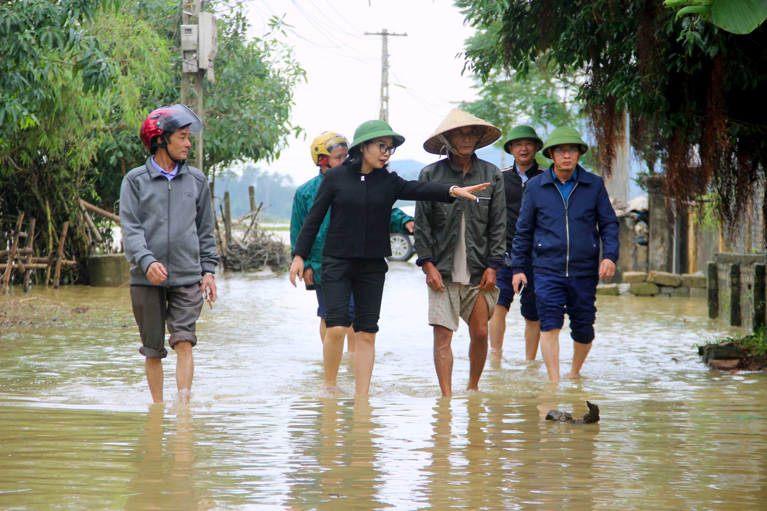 Đồng chí Nguyễn Thị Thơm - Bí thư Huyện ủy Hưng Nguyên cùng đoàn công tác kiểm tra tình hình nhập lụt tại xã Châu Nhân. Ảnh: Quang An