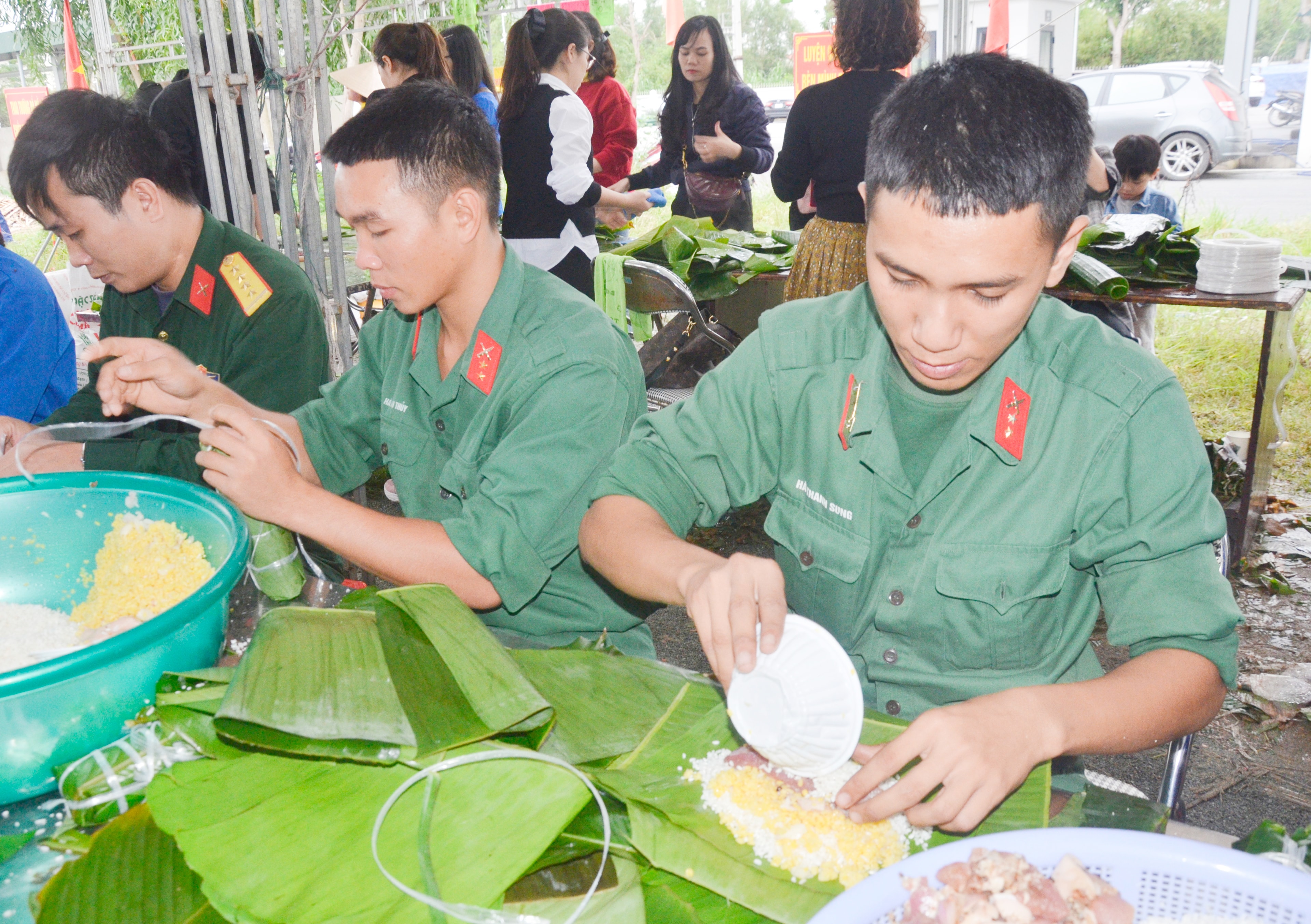 Đoàn viên thanh niên Lữ đoàn phòng không 283 tham gia gói bánh chưng. Ảnh: Thanh Lê