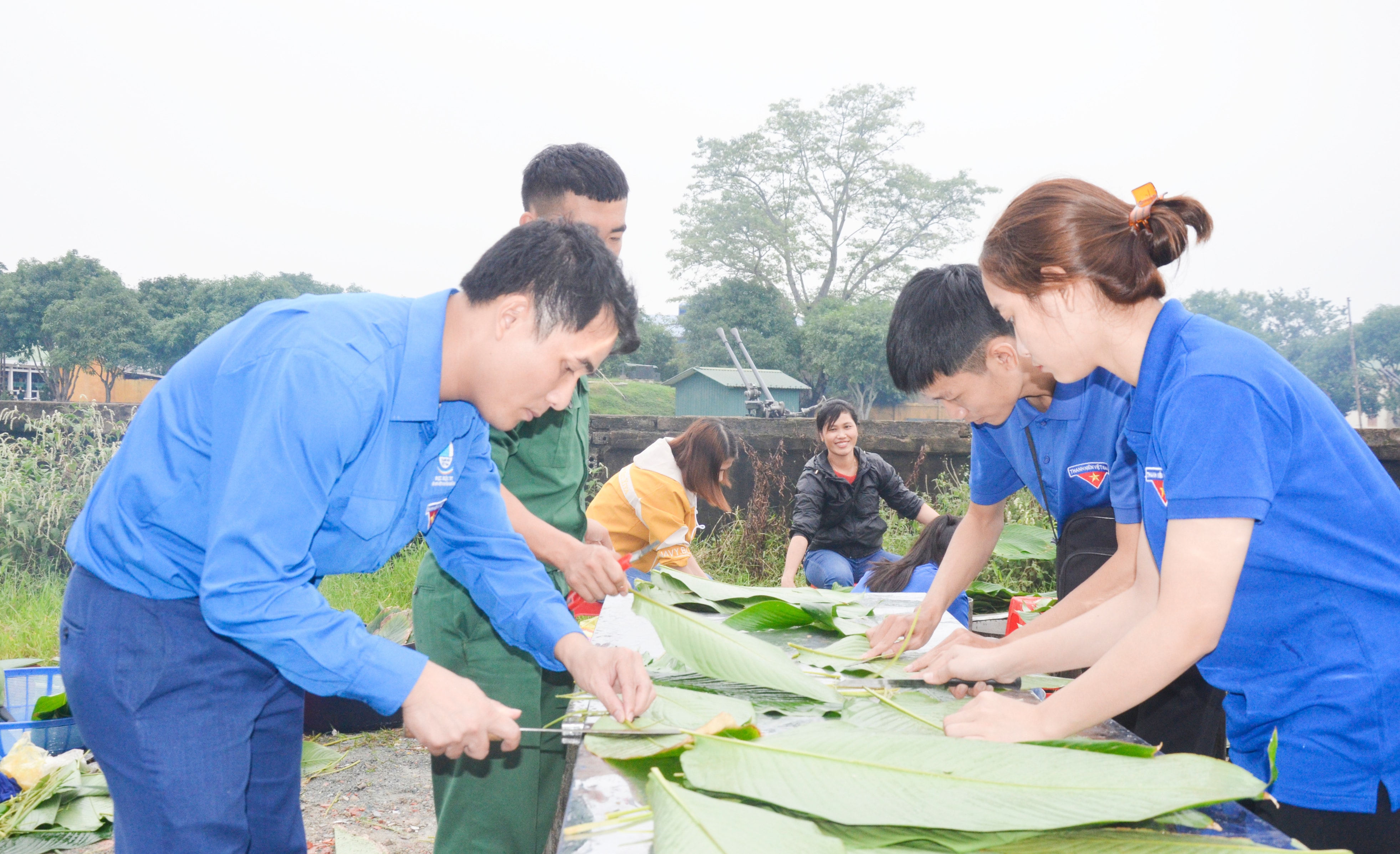 Lực lượng đoàn viên thanh niên tham gia gói bánh chưng ở điểm bến xe phía Đông, Thành phố Vinh. Ảnh: Thanh Lê