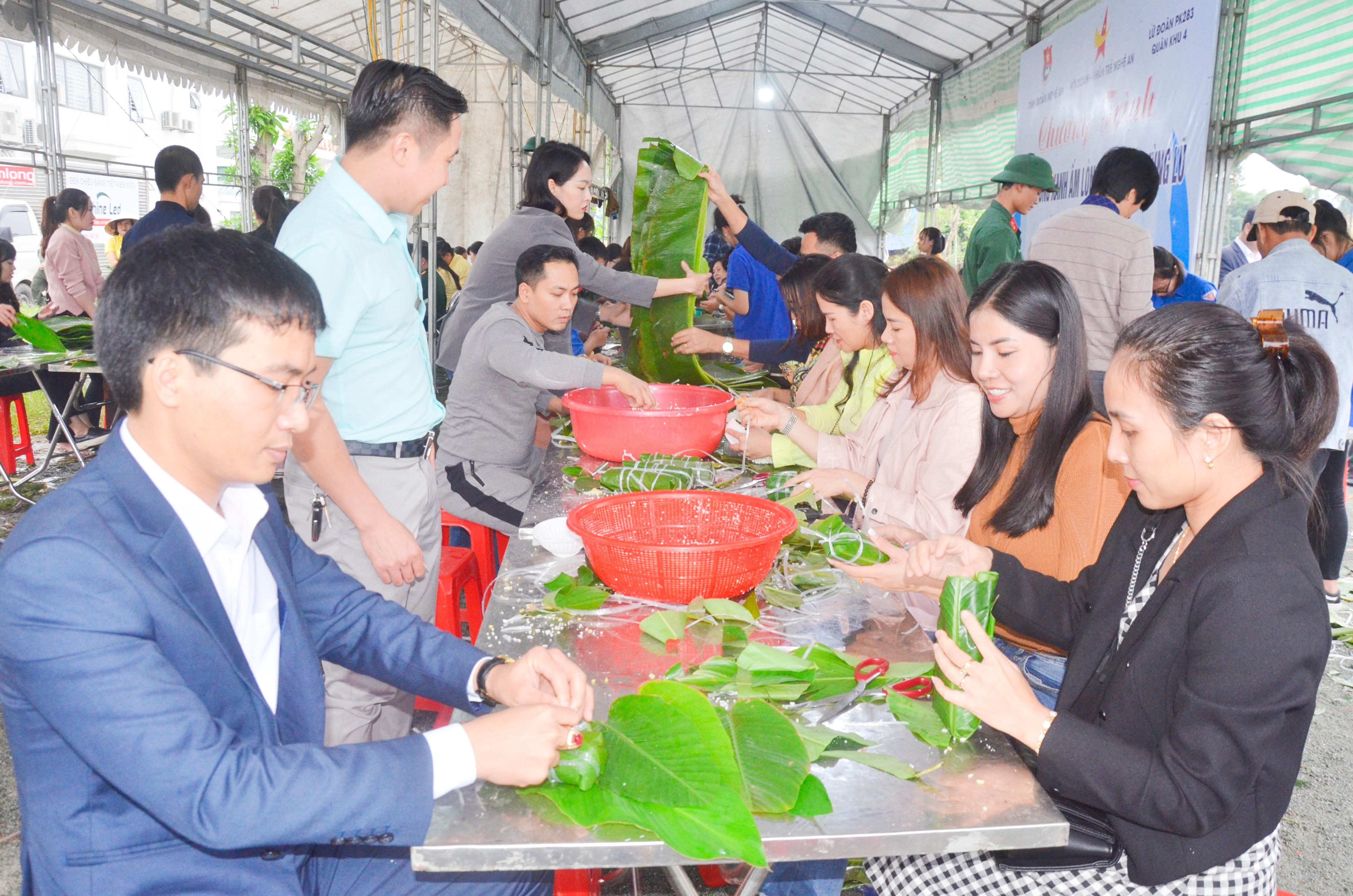 Hội doanh nhân trẻ Nghệ An hỗ trợ bằng vật chất, trực tiếp tham gia gói bánh chưng. Ảnh: Thanh Lê