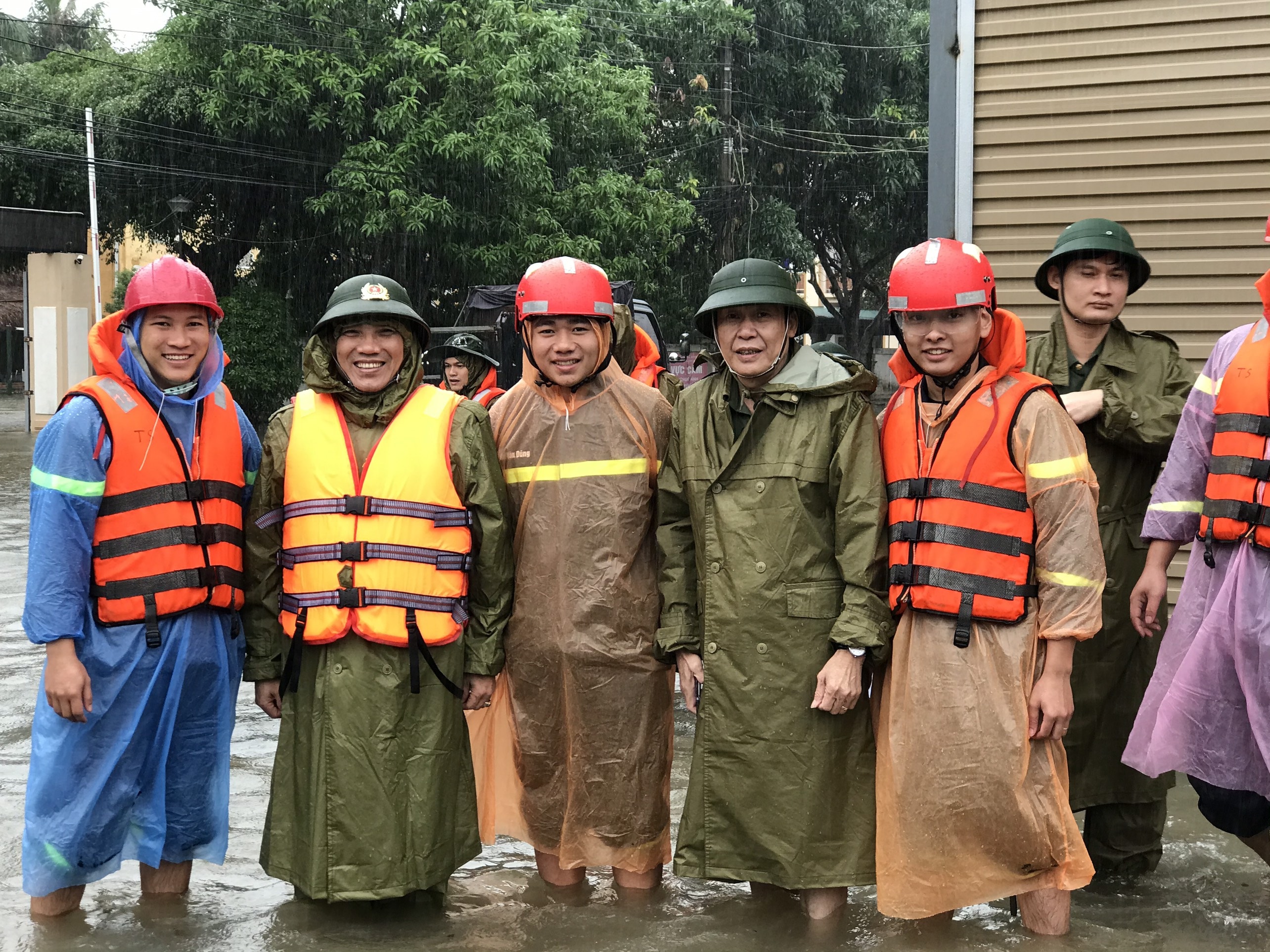  Lực lượng CS PCCC và Cứu nạn cứu hộ chuẩn bị phương tiện hành quân vào Hà Tĩnh. Ảnh: 
