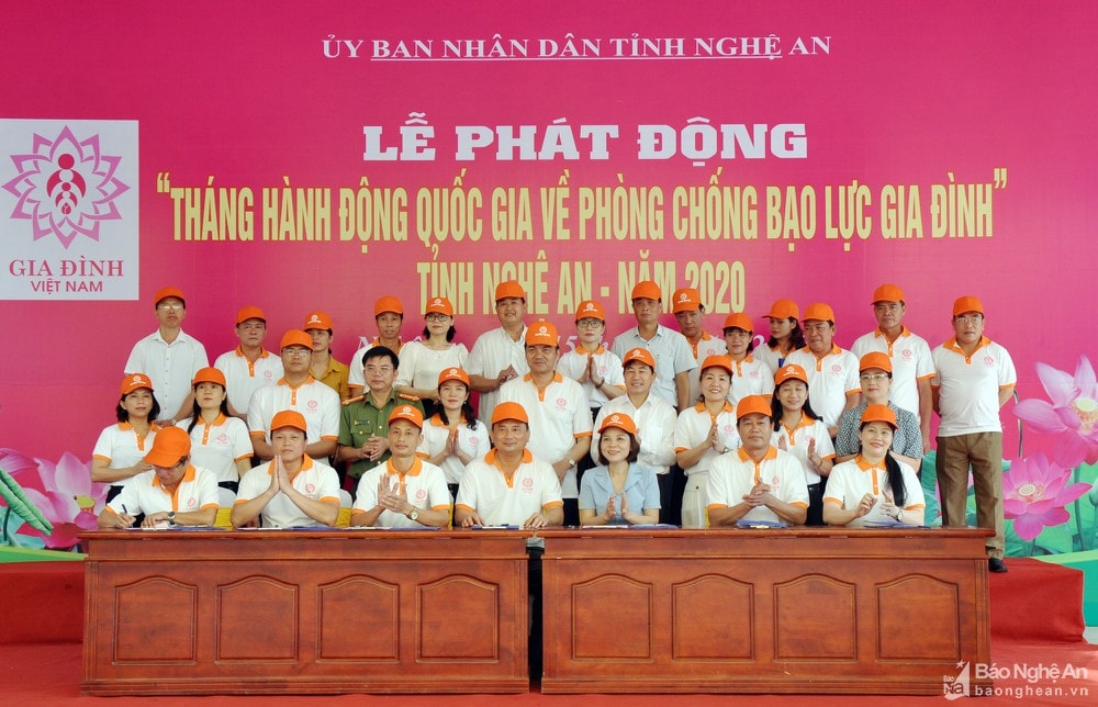Đại diện lãnh đạo các huyện, thị xã và thành phố ký cam kết thực hiện tốt công tác phòng, chống bạo lực gia đình. Ảnh tư liệu của Công Kiên
