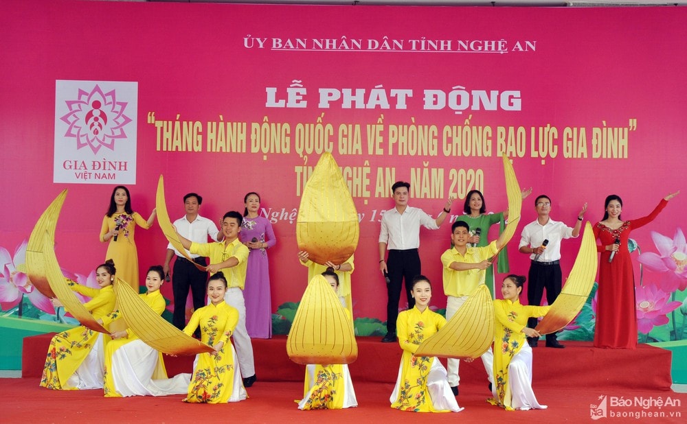 Lễ phát động Tháng hành động phòng chống bạo lực gia đinh. Ảnh: Công Kiên