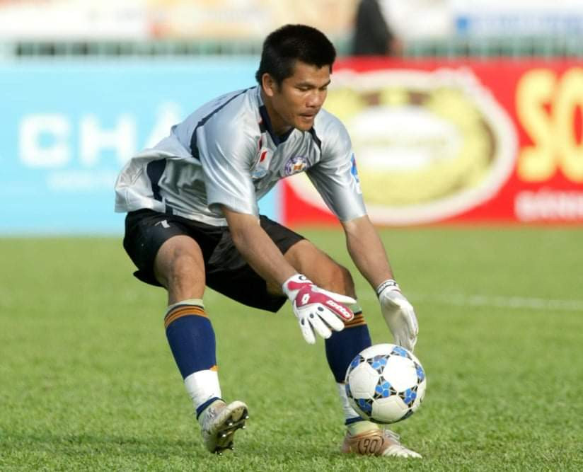 Thủ môn Võ Văn Hạnh có 4 chức vô địch V.League trong màu áo của 3 đội bóng. Ảnh: Báo Phú Yên