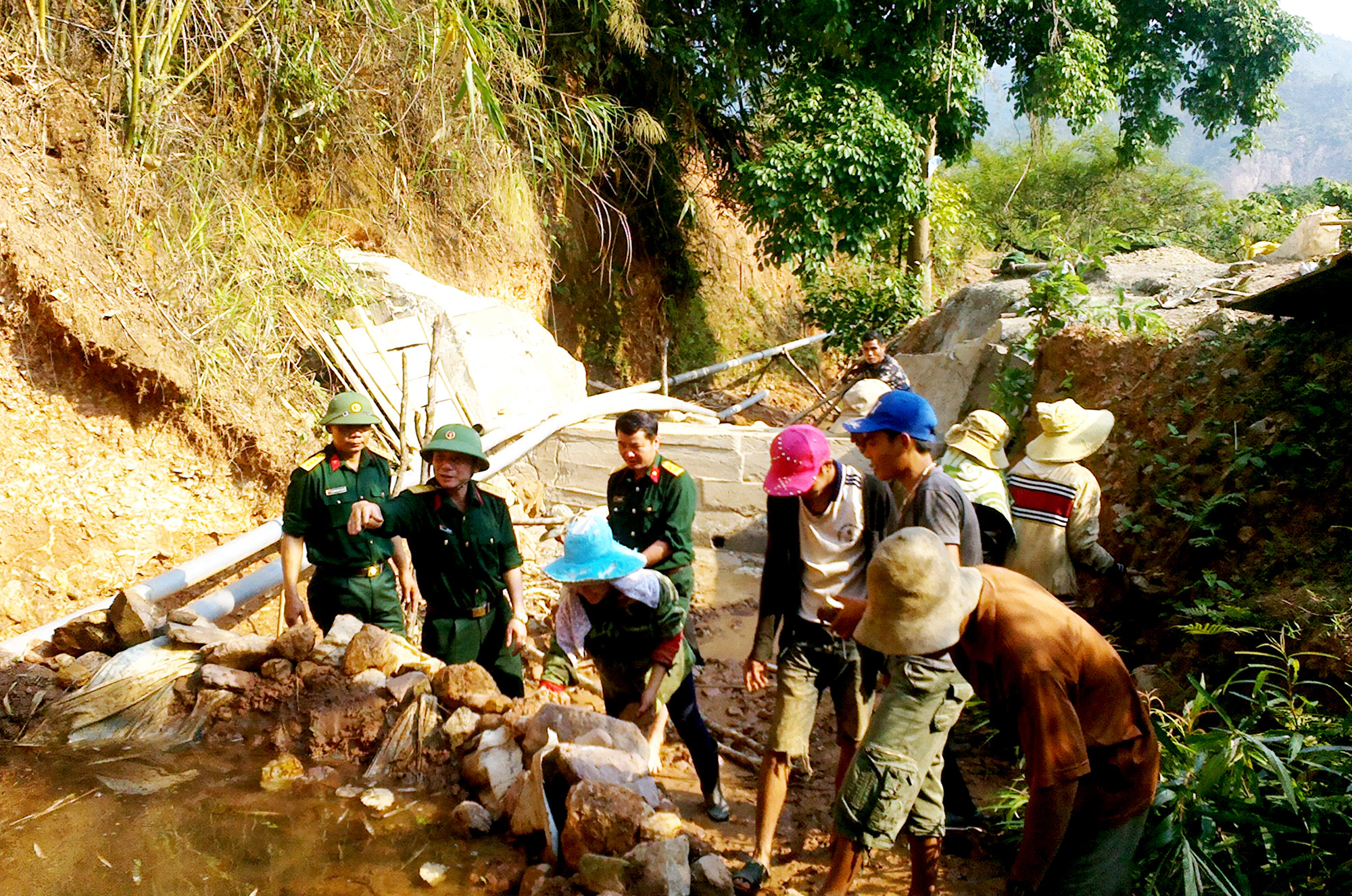 Bộ đội Đoàn 337 giúp dân đắp đập thủy lợi, khai hoang lúa nước. Ảnh: 