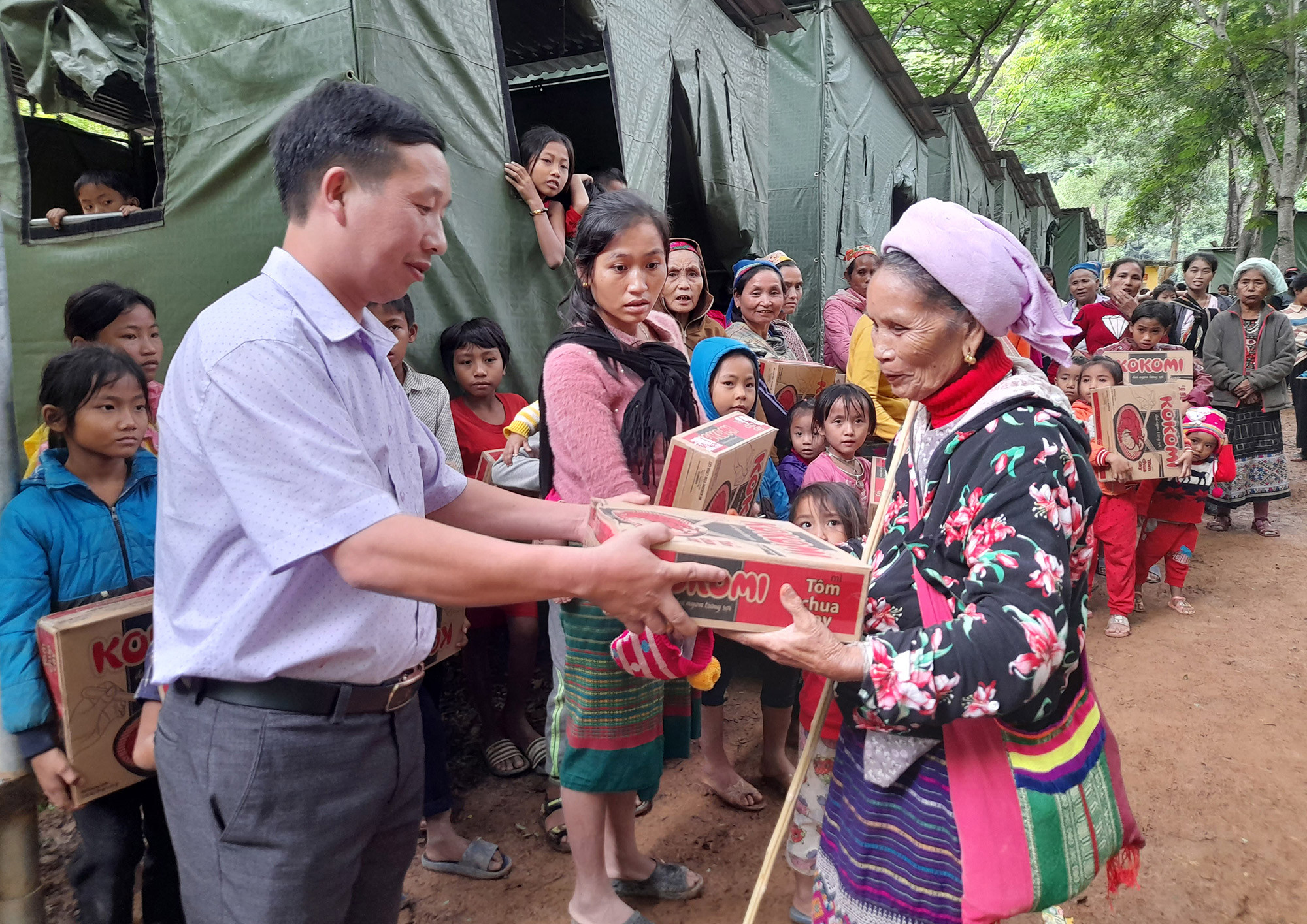 Để giúp người dân ở các khu sơ tán, UBND huyện Kỳ Sơn đã hỗ trợ trích kinh phí hỗ trợ thực phẩm và nước uống cho người dân. Ảnh: Lữ Phú