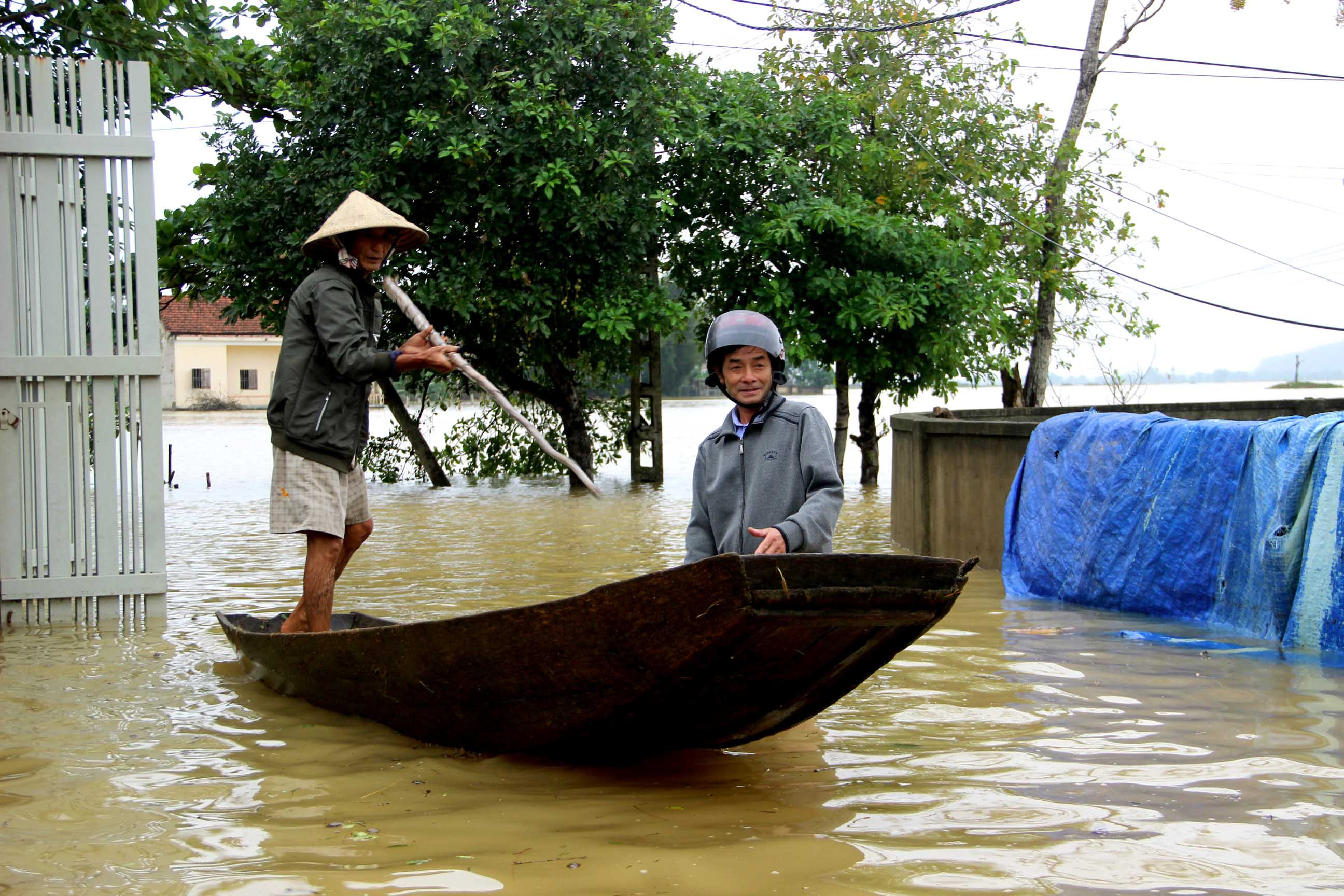 Khu vực ngập sâu nhất bà con buộc phải di chuyển bằng thuyền nếu muốn ra ngoài. Ảnh: Q.A