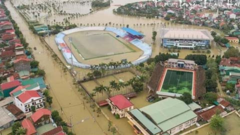 Sau sân Tự Do chìm trong nước đến lượt sân vận động Hà Tĩnh trở thành cái hồ. 